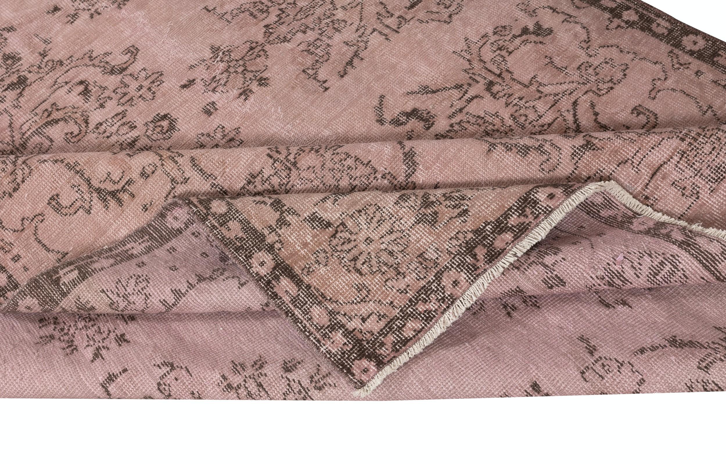 Moderno 5.6x9 Ft Tappeto per l'area turca vintage annodato a mano e tinto in rosa 4 Modern Interiors in vendita