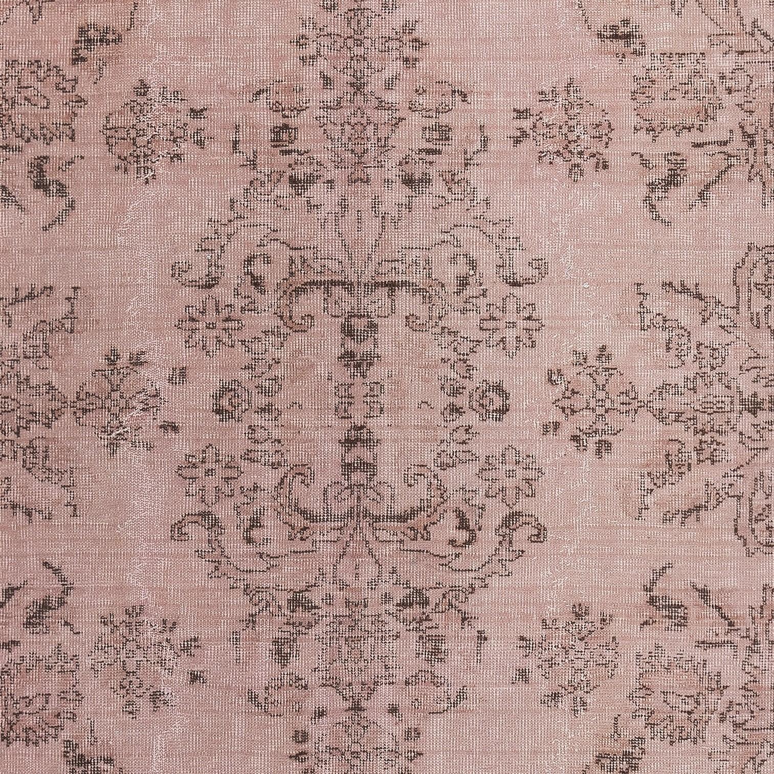 Annodato a mano 5.6x9 Ft Tappeto per l'area turca vintage annodato a mano e tinto in rosa 4 Modern Interiors in vendita