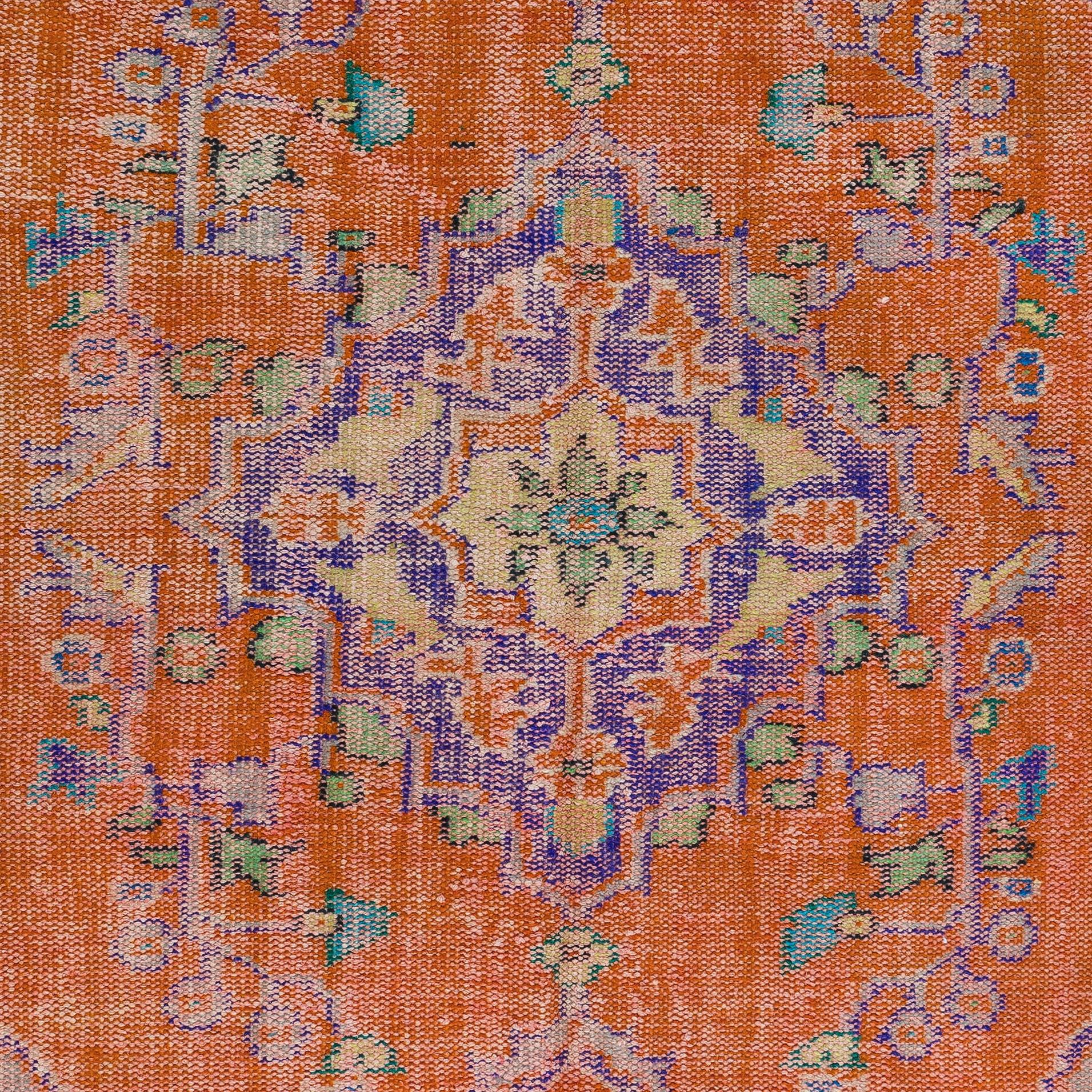 Un tappeto vintage dell'Anatolia centrale finemente annodato a mano degli anni '60. Il tappeto ha un vello di lana basso su una base di cotone. È pesante e si appoggia sul pavimento, in ottime condizioni e senza problemi. È stato lavato