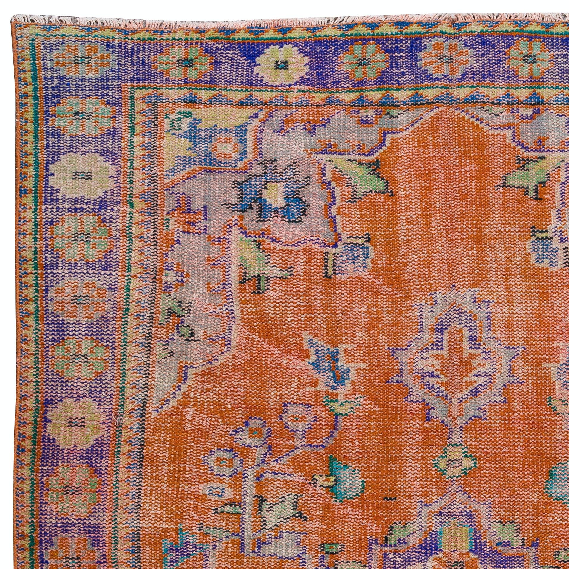 Tribale Tappeto Anatolian Vintage 5.6x9 Ft fatto a mano in arancione bruciato, viola, blu e verde in vendita