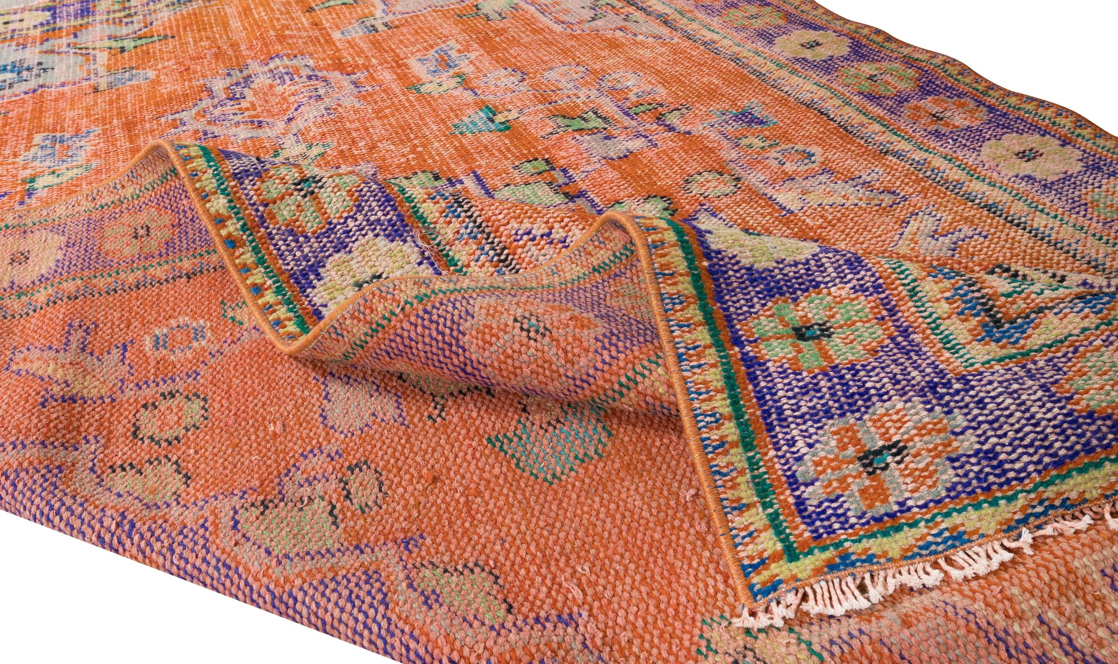 Turco Tappeto Anatolian Vintage 5.6x9 Ft fatto a mano in arancione bruciato, viola, blu e verde in vendita