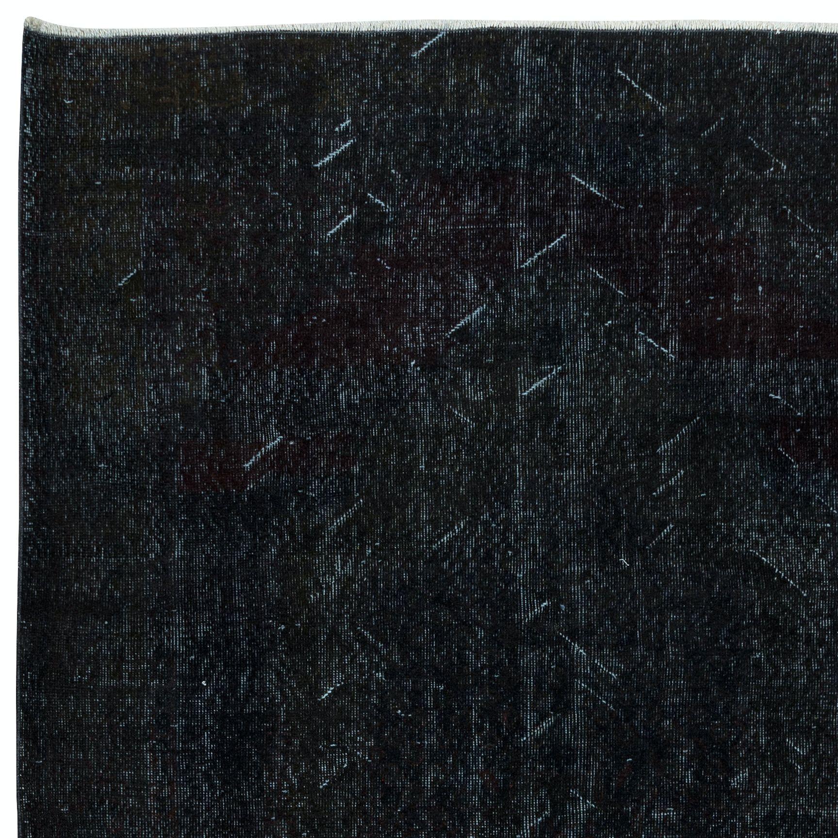 Hand-Woven 5.6x9 Ft Modern Black Area Rug made of wool and cotton, Hand-Knotted in Turkey For Sale