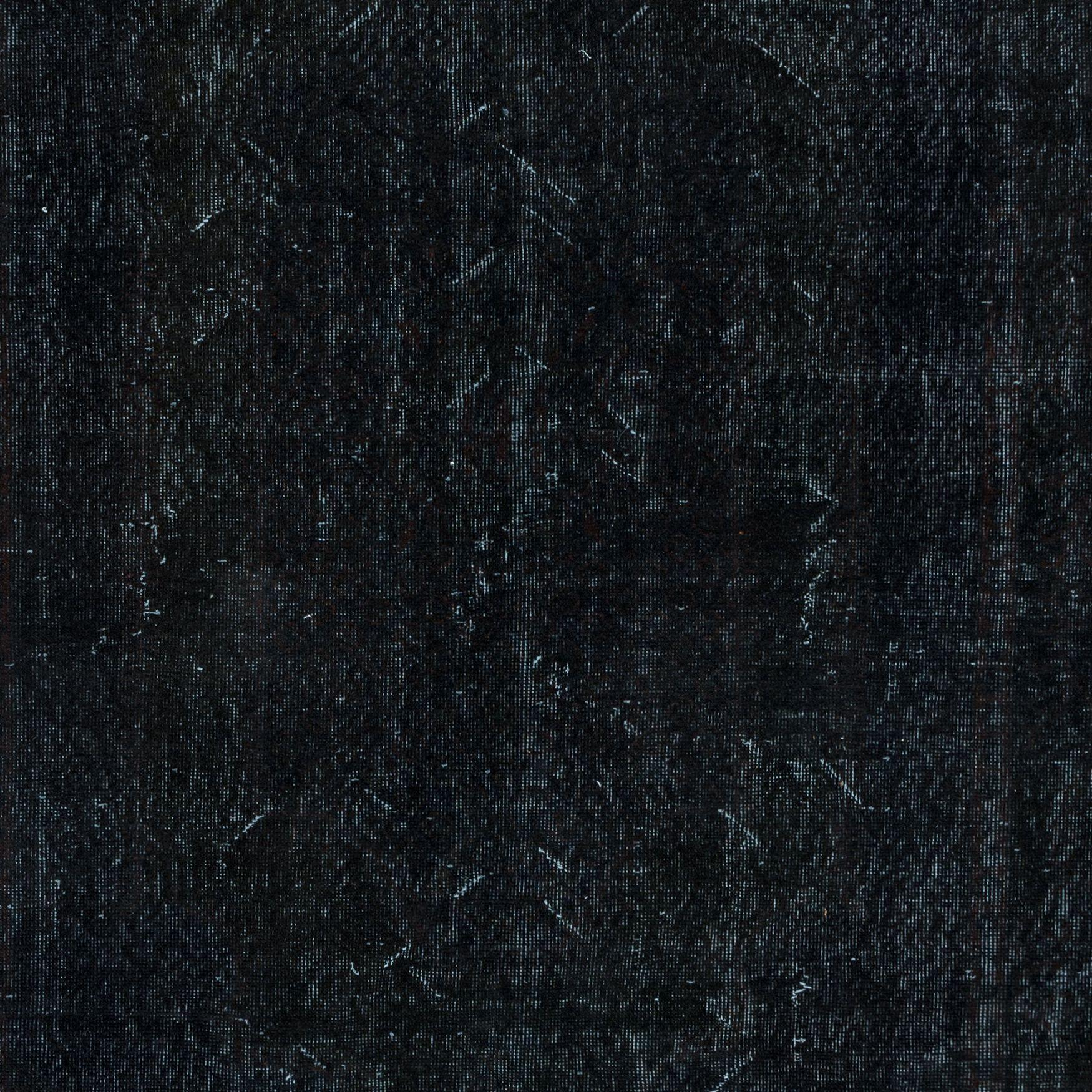 5.6x9 Ft Modern Black Area Rug made of wool and cotton, Hand-Knotted in Turkey In Good Condition For Sale In Philadelphia, PA