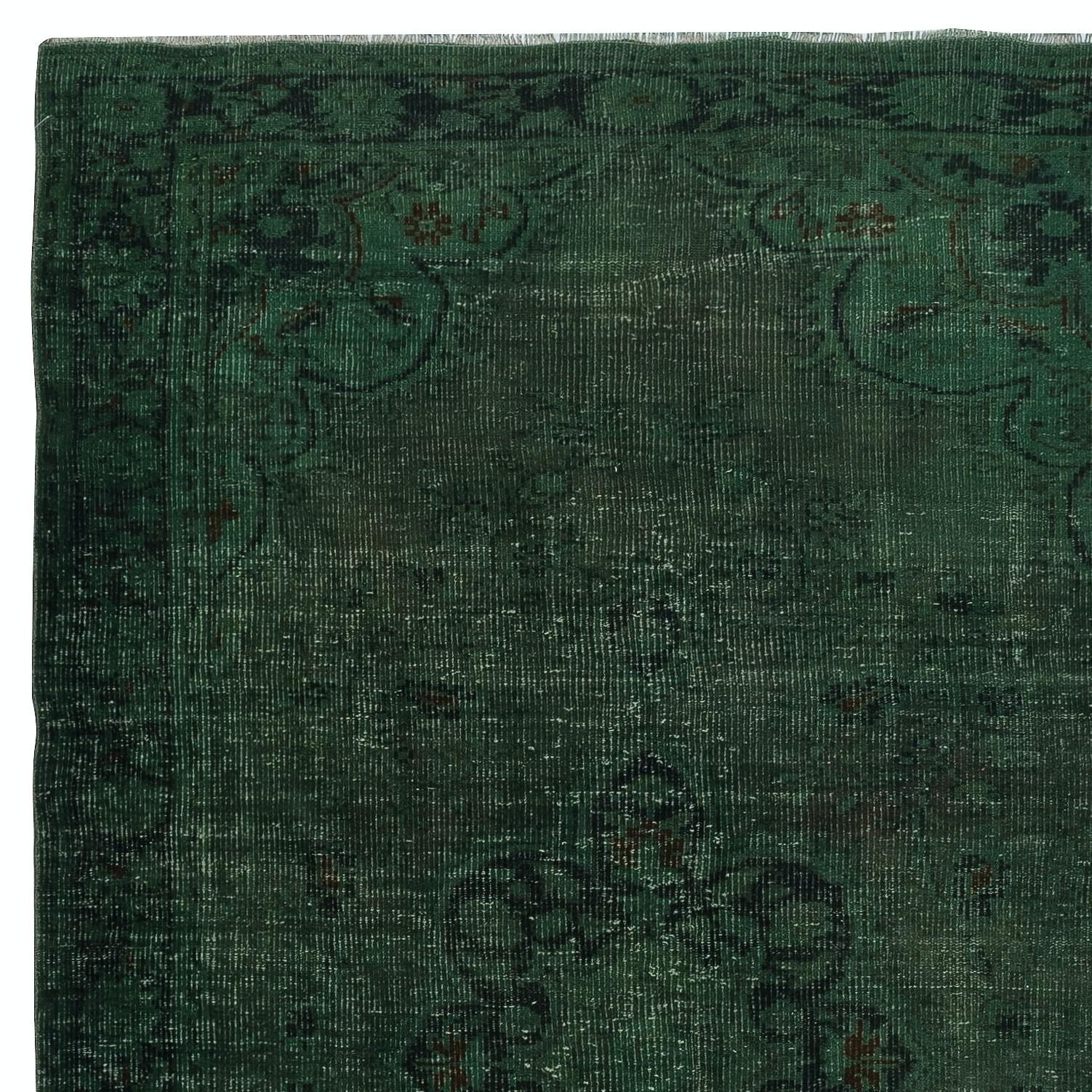 Moderner 5.6x9 Ft Teppich aus Wolle in dunkelgrüner Farbe. Handgeknüpft in der Türkei im Zustand „Gut“ im Angebot in Spring Valley, NY