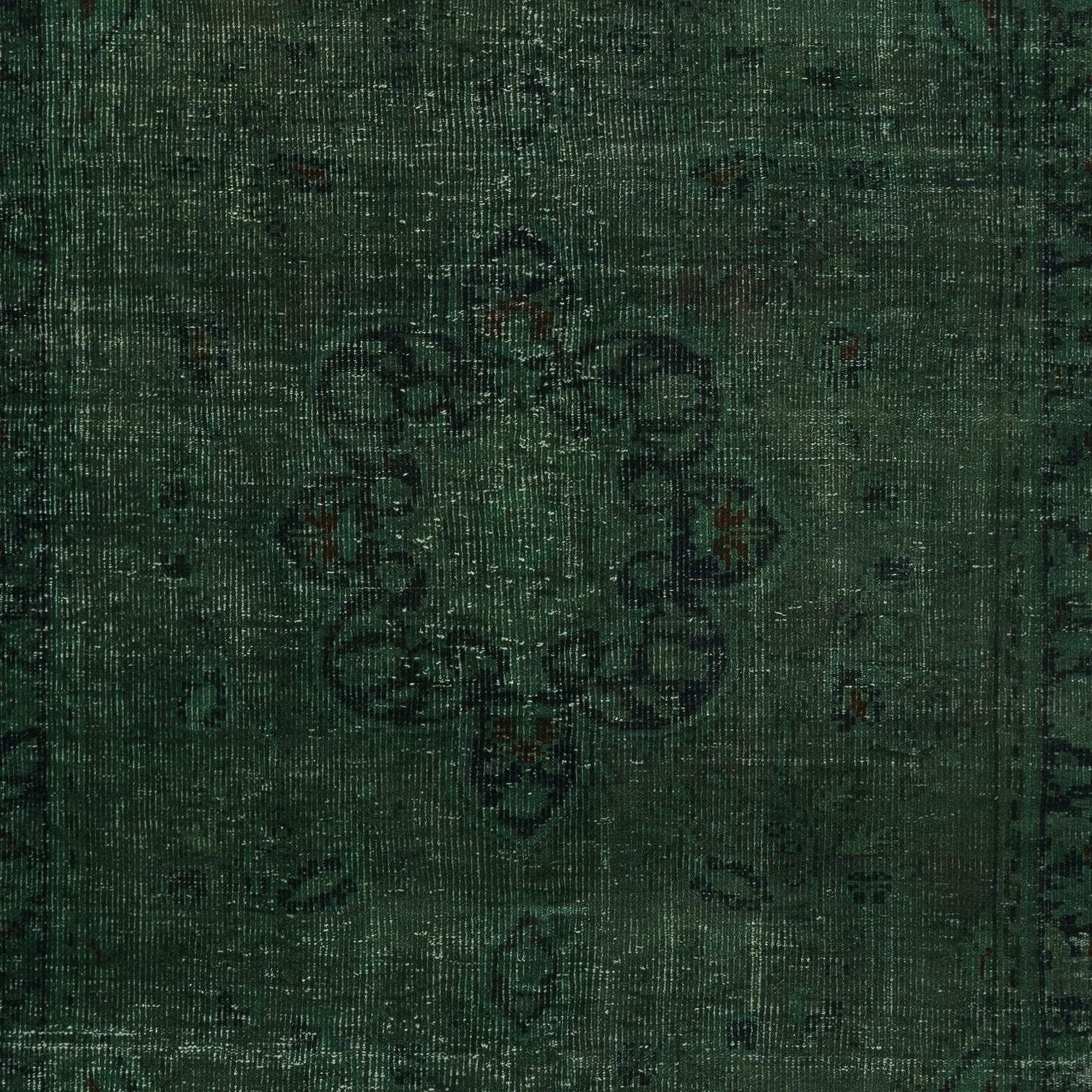Moderner 5.6x9 Ft Teppich aus Wolle in dunkelgrüner Farbe. Handgeknüpft in der Türkei (Mitte des 20. Jahrhunderts) im Angebot