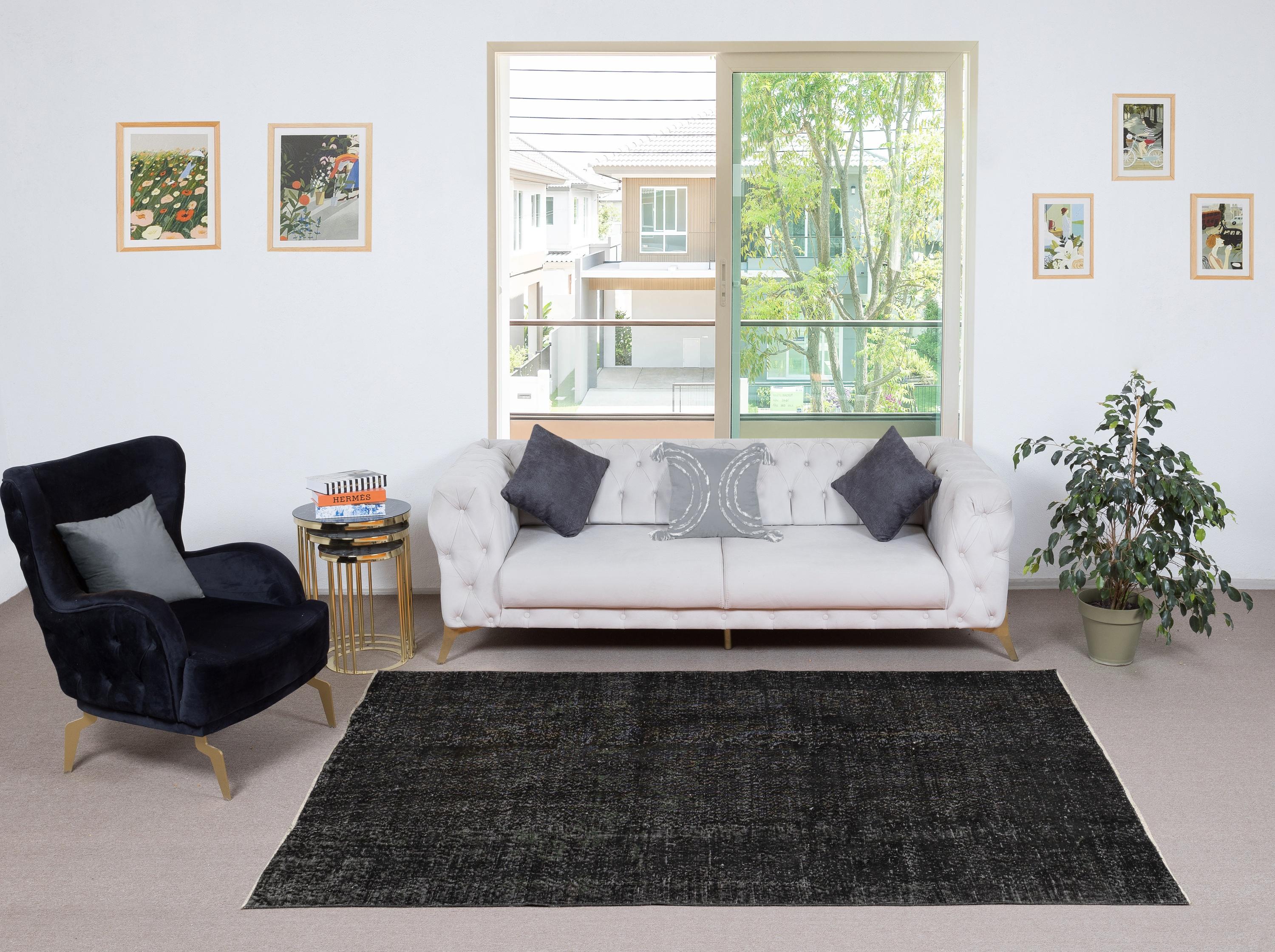 I nostri tappeti sovratinti sono tutti tappeti turchi vintage annodati a mano, accuratamente restaurati e reimmaginati nel nostro laboratorio per adattarsi a un'ampia gamma di stili di arredamento, da quello moderno e minimalista a quello costiero,