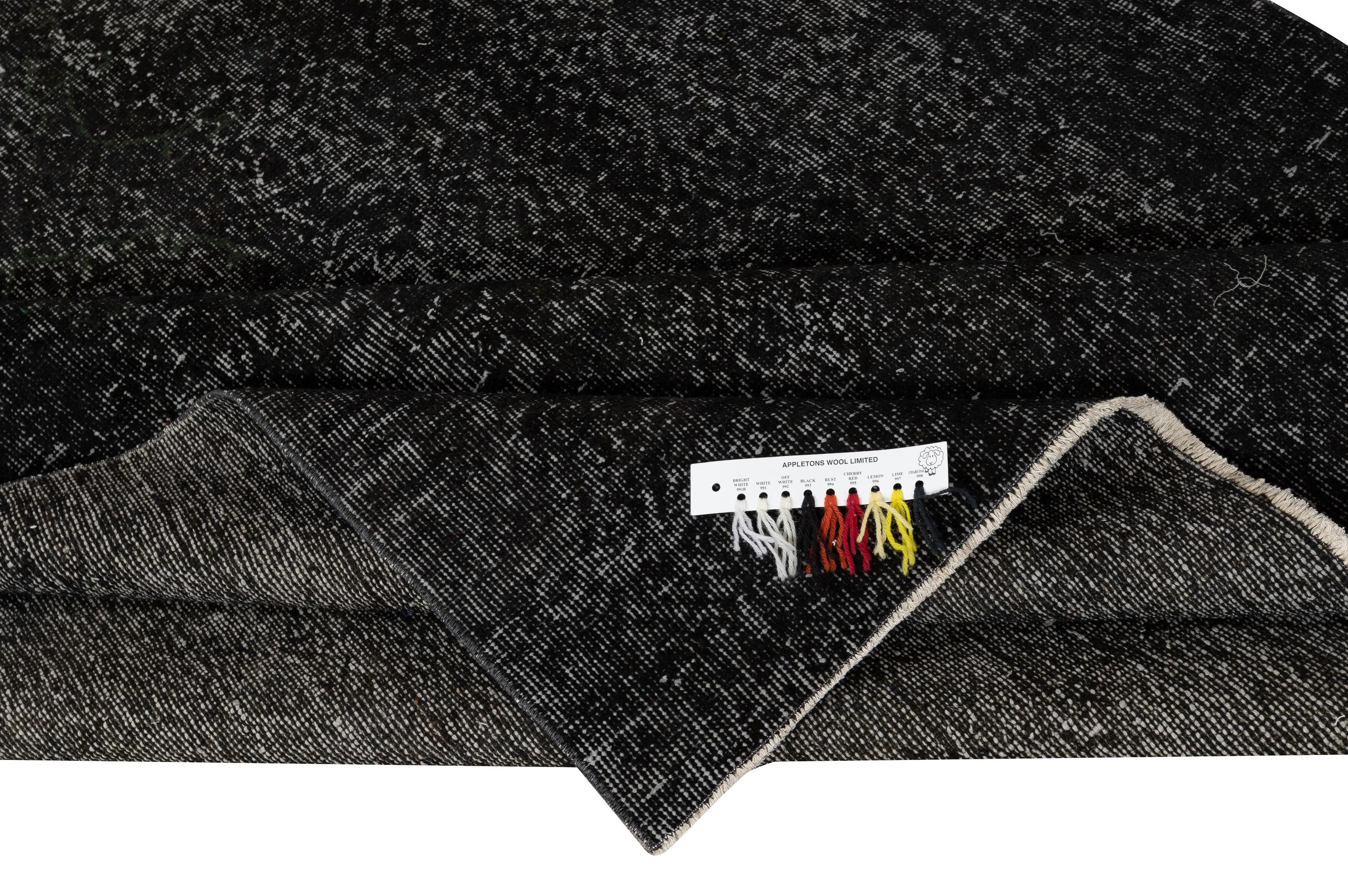 Moderno Tappeto per l'area 5.6x9 Ft a tinta unita nero sovratinto, annodato e tessuto a mano in Turchia in vendita