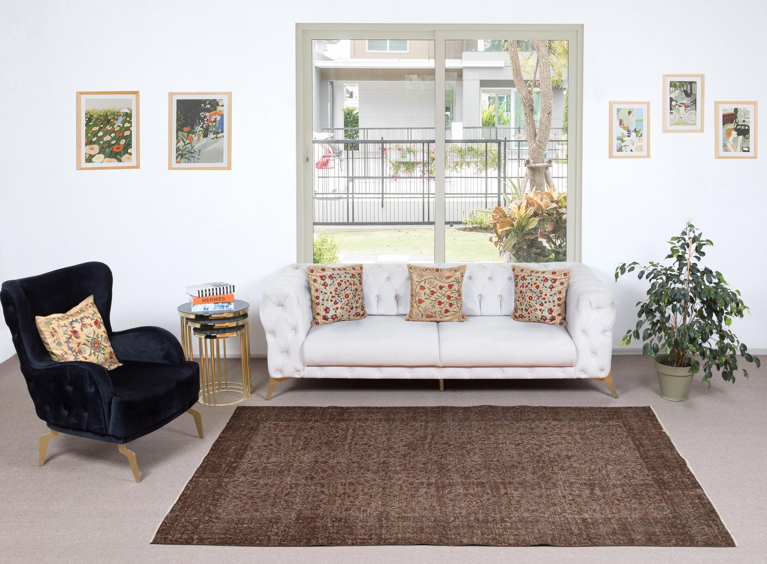 Unsere gefärbten Teppiche sind allesamt handgeknüpfte türkische Vintage-Teppiche, die in unserer Werkstatt sorgfältig restauriert und neu gestaltet wurden, damit sie zu einer breiten Palette von Einrichtungsstilen passen - von modern und