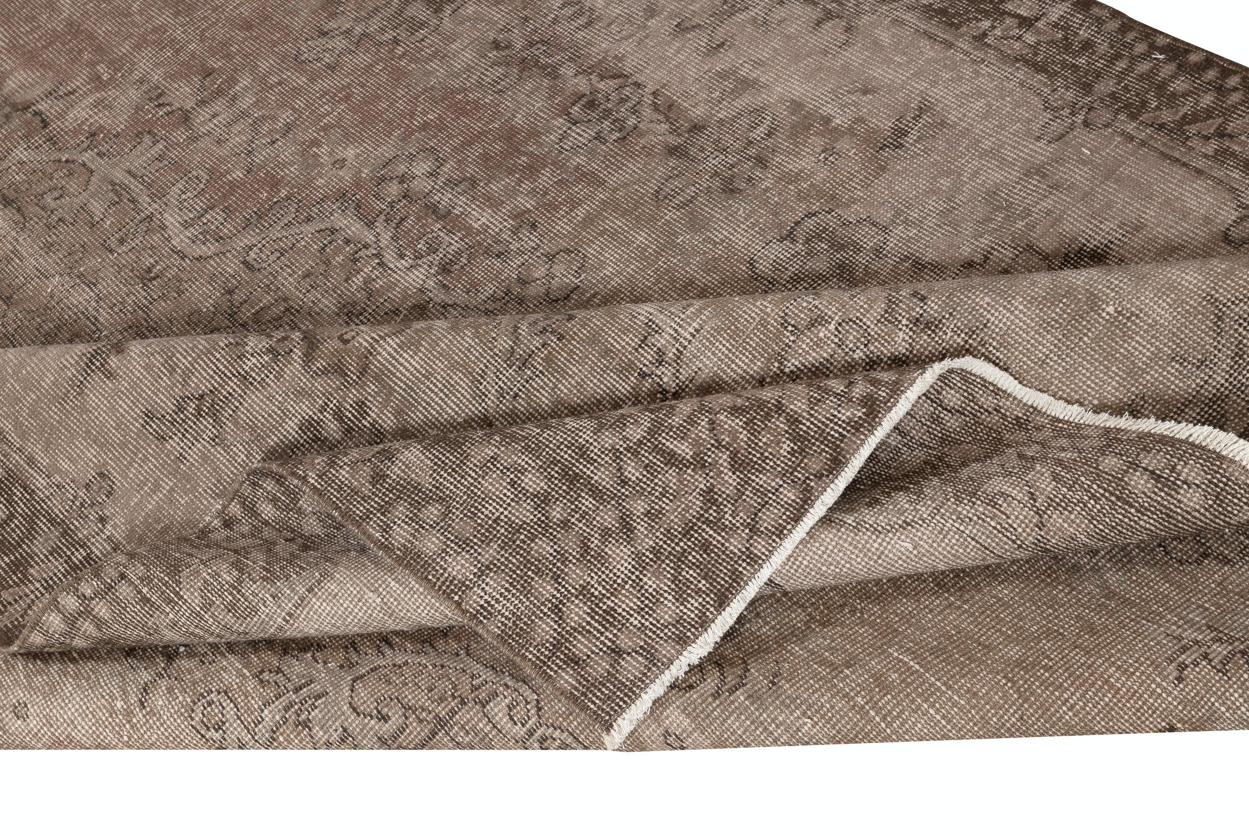 5.6x9 Ft Vintage Handgefertigter Teppich aus der Türkei. Moderner Niederflorteppich in Brown gefärbt (Türkisch) im Angebot