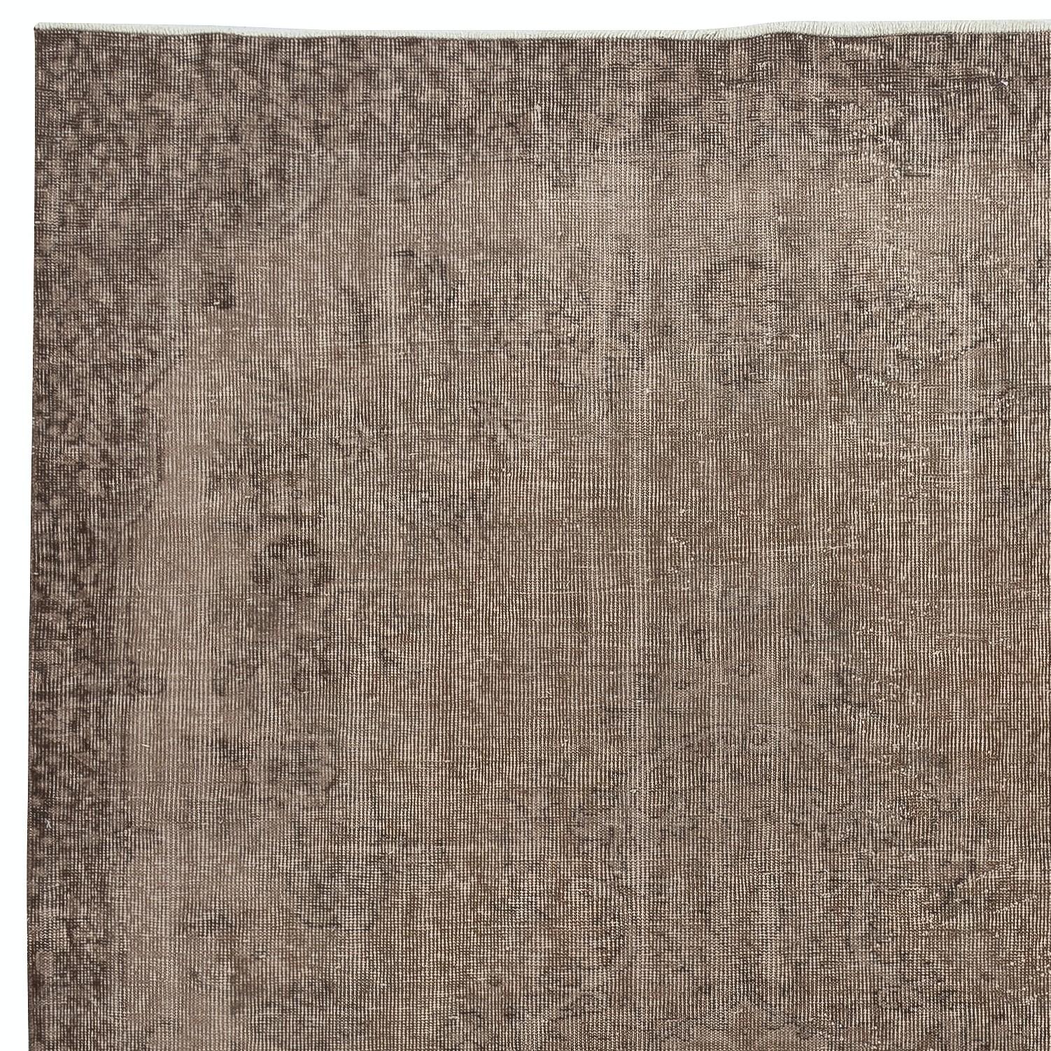 5.6x9 Ft Vintage Handgefertigter Teppich aus der Türkei. Moderner Niederflorteppich in Brown gefärbt (Handgeknüpft) im Angebot