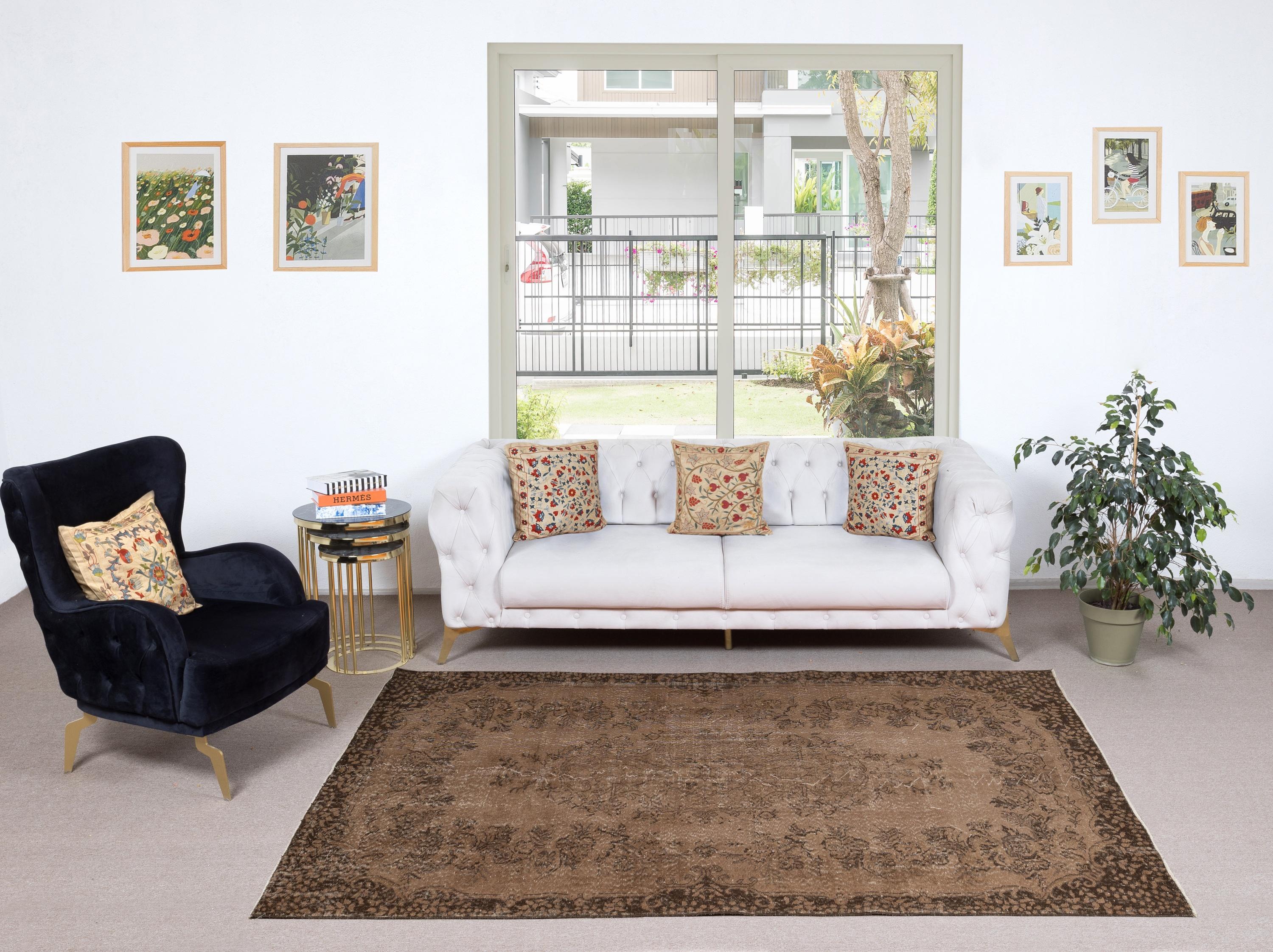 I nostri tappeti sovratinti sono tutti tappeti turchi vintage annodati a mano, accuratamente restaurati e reimmaginati nel nostro laboratorio per adattarsi a un'ampia gamma di stili di arredamento, da quello moderno e minimalista a quello costiero,