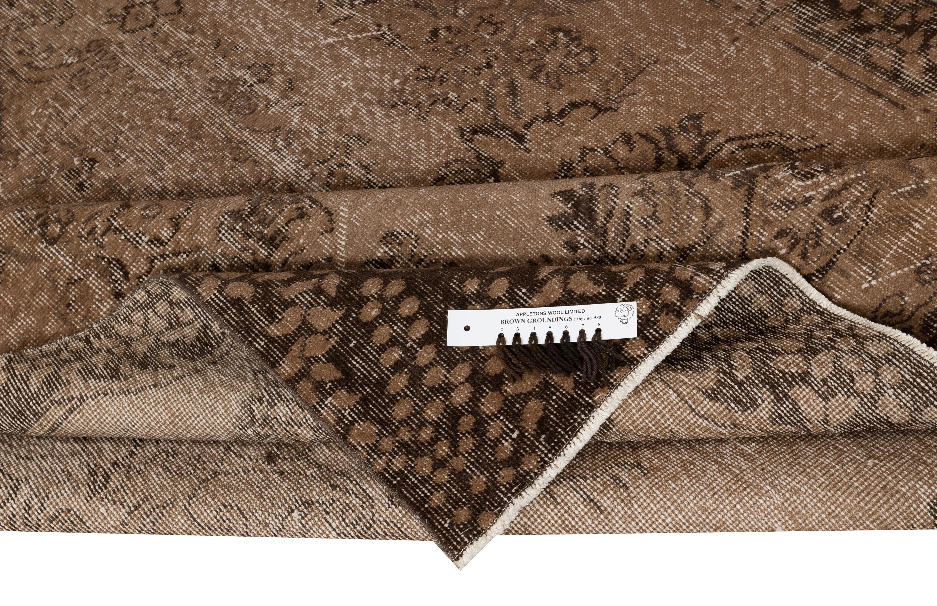 Moderno Tappeto vintage di area turca fatto a mano con sovratintura in marrone per interni moderni in vendita