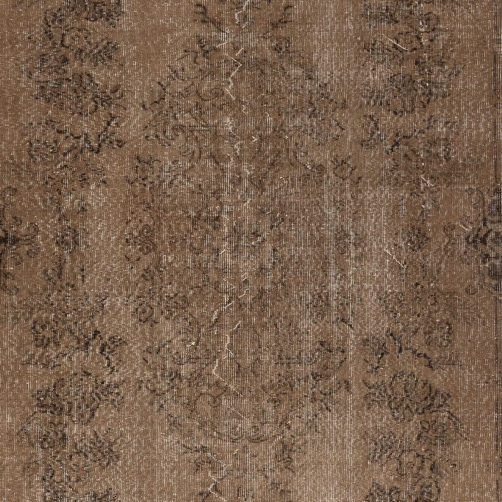 Turco Tappeto vintage di area turca fatto a mano con sovratintura in marrone per interni moderni in vendita