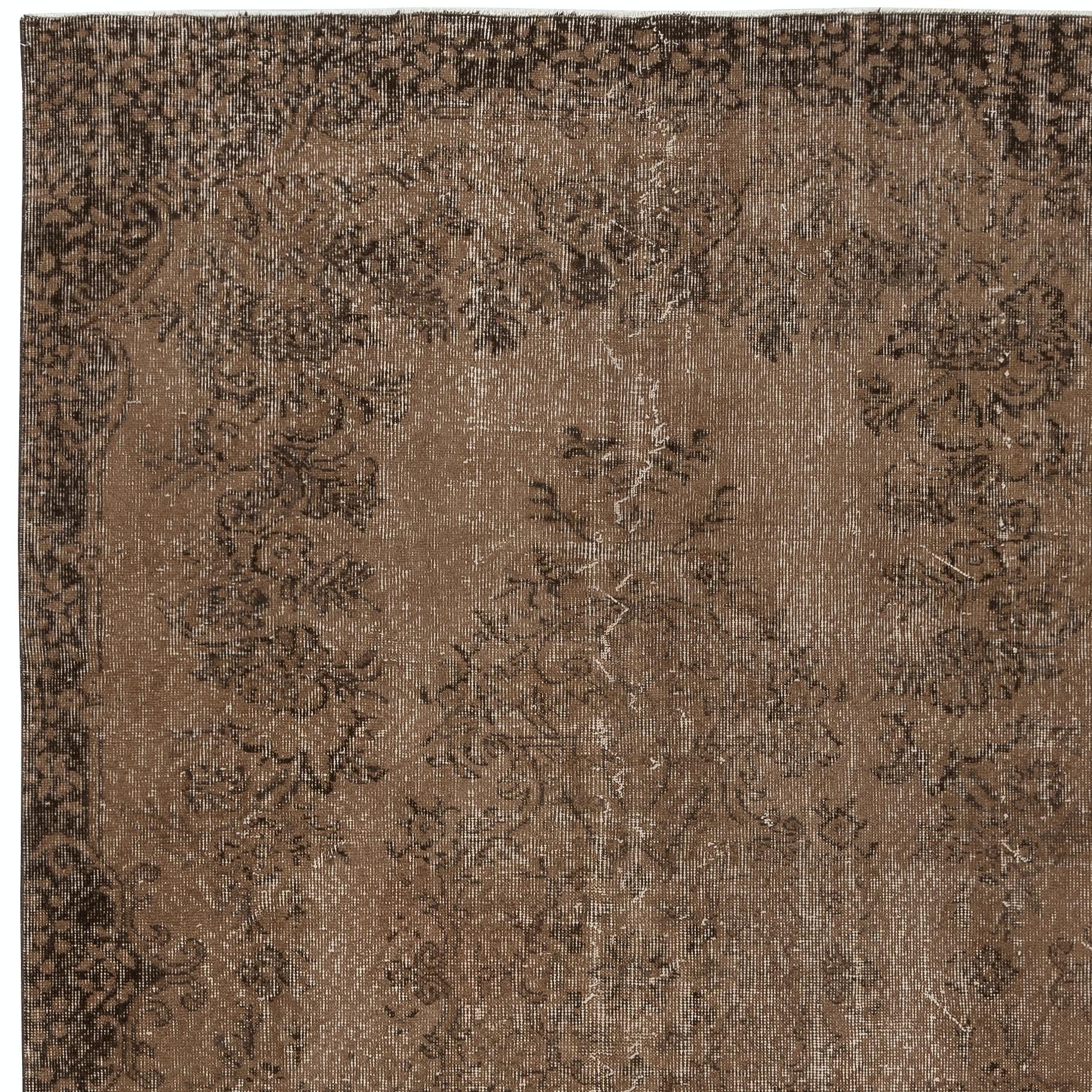 Annodato a mano Tappeto vintage di area turca fatto a mano con sovratintura in marrone per interni moderni in vendita