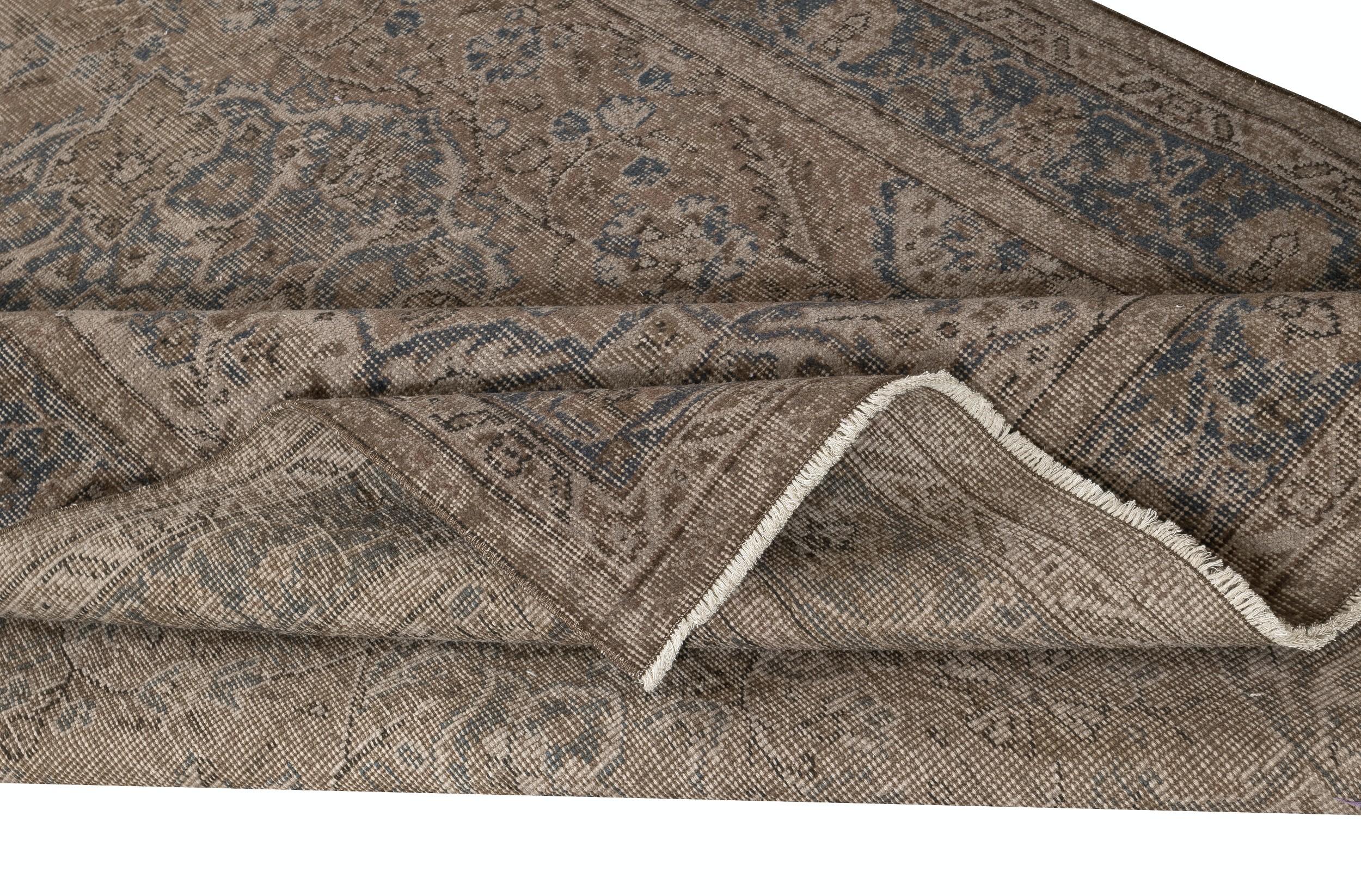 Moderno Tappeto vintage turco 5.6x9 Ft tinto in marrone per interni moderni in vendita