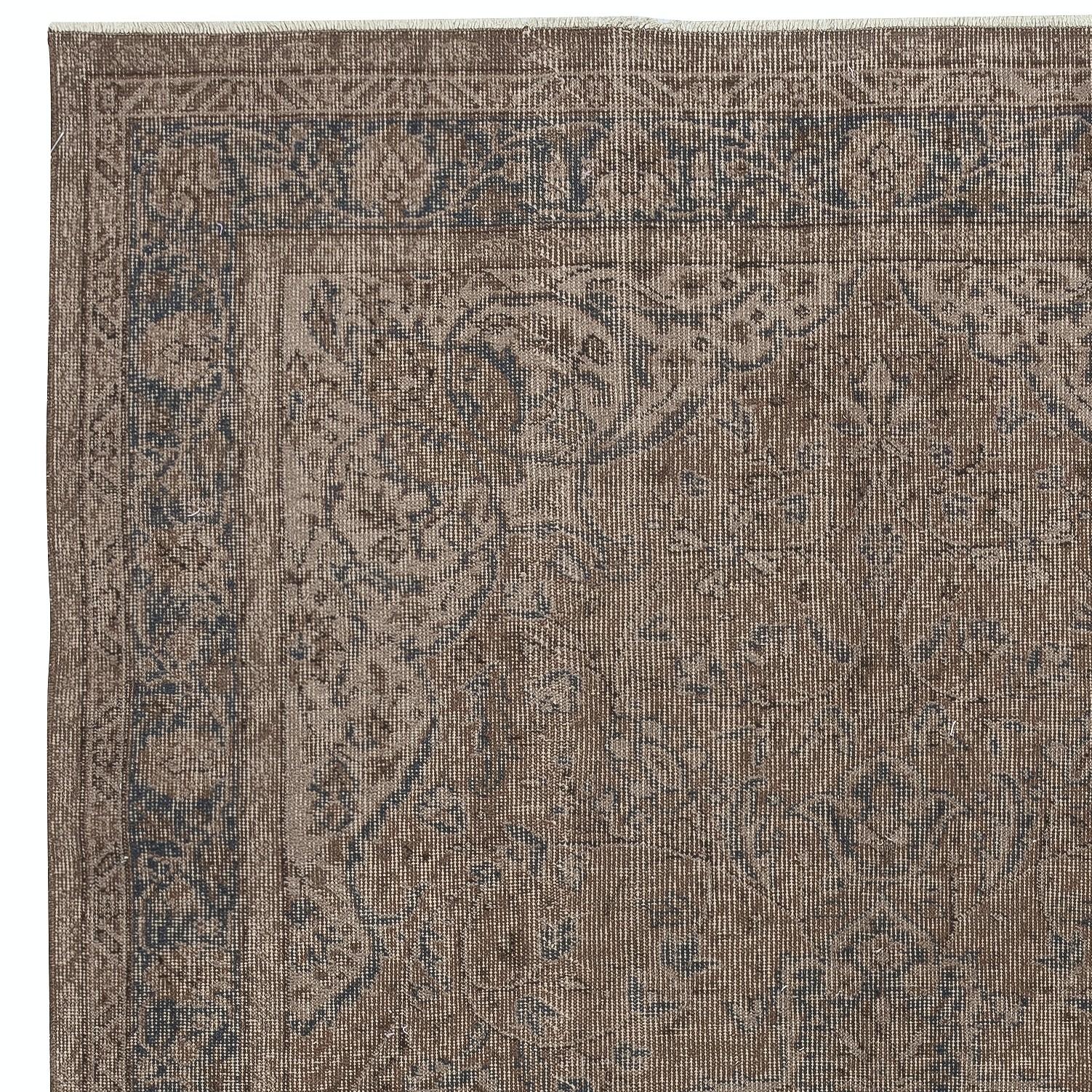 Turco Tappeto vintage turco 5.6x9 Ft tinto in marrone per interni moderni in vendita