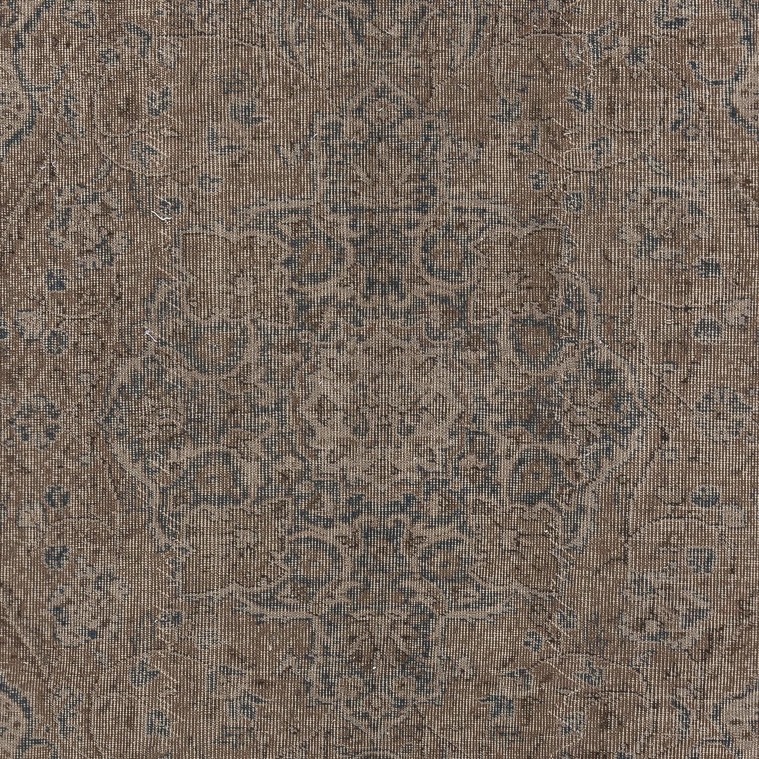 Annodato a mano Tappeto vintage turco 5.6x9 Ft tinto in marrone per interni moderni in vendita