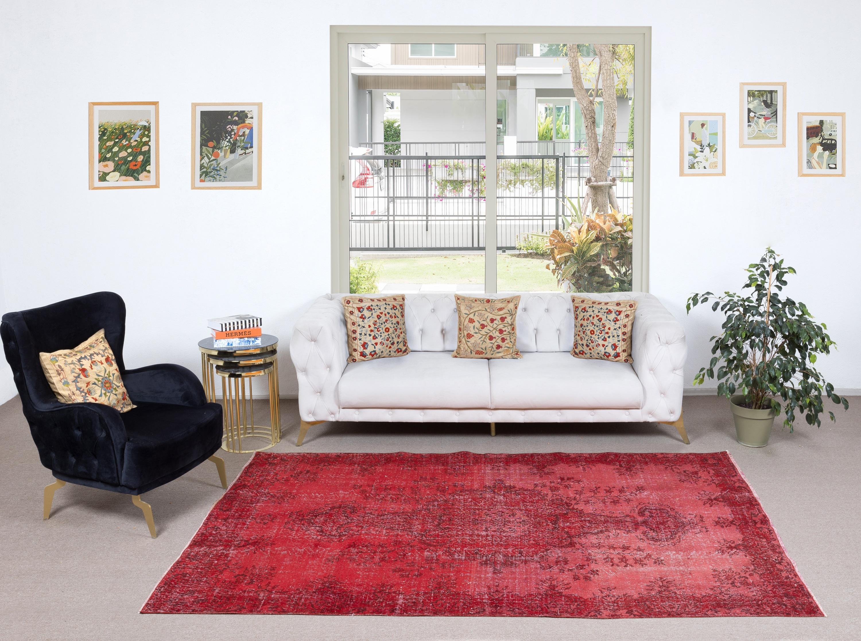 Unsere gefärbten Teppiche sind allesamt handgeknüpfte türkische Vintage-Teppiche, die in unserer Werkstatt sorgfältig restauriert und neu gestaltet wurden, damit sie zu einer breiten Palette von Einrichtungsstilen passen - von modern und