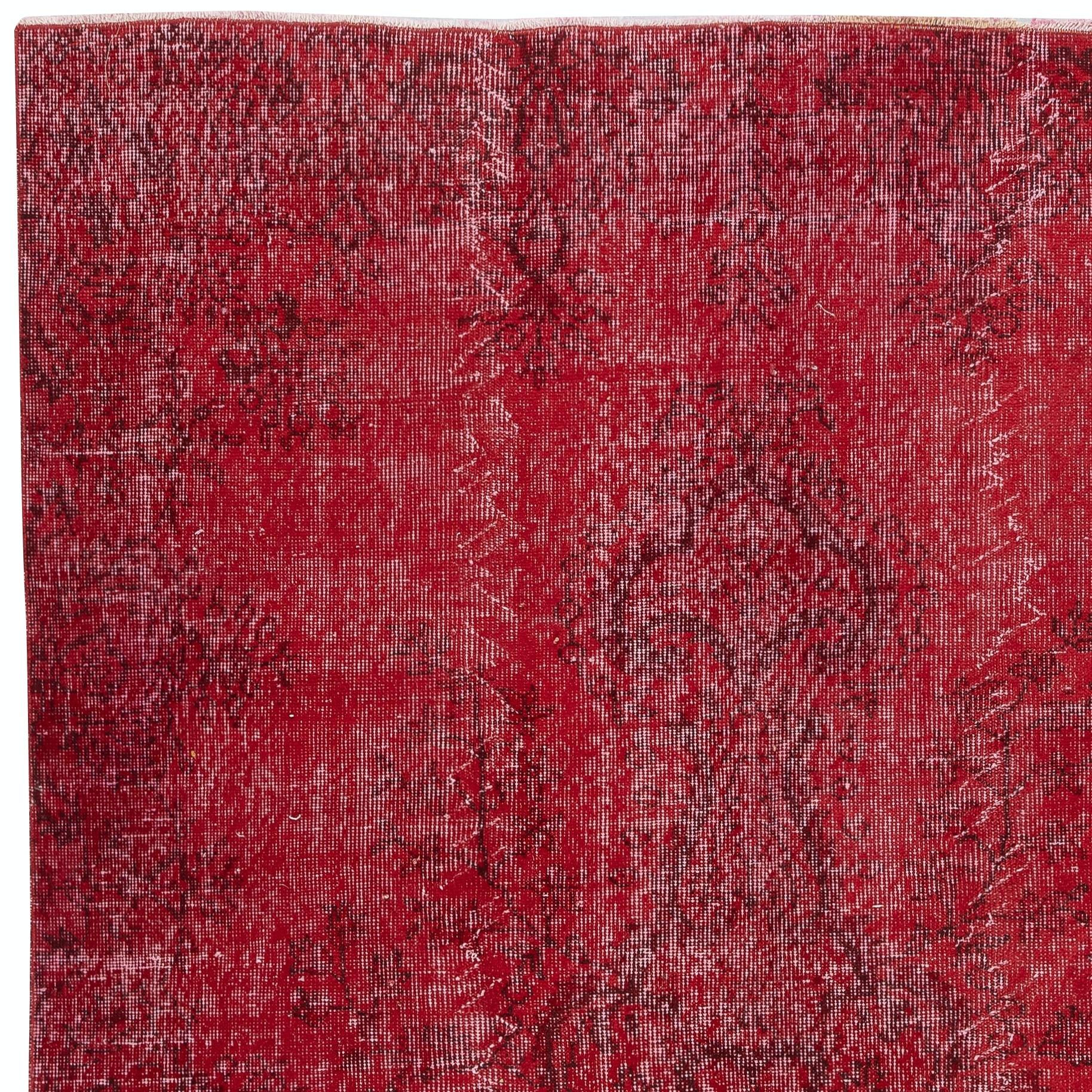 5.6x9.2 Ft Handgeknüpfter Türkischer Teppich. Vintage Overdyed Roter Flächenteppich für Innenräume (Mitte des 20. Jahrhunderts) im Angebot