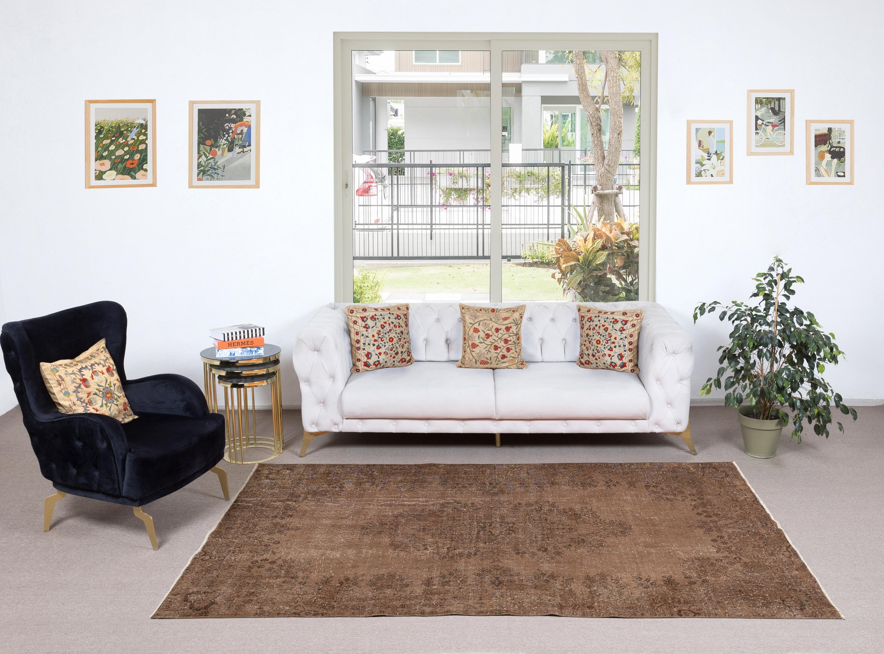 I nostri tappeti sovratinti sono tutti tappeti turchi vintage annodati a mano, accuratamente restaurati e reimmaginati nel nostro laboratorio per adattarsi a un'ampia gamma di stili di arredamento, da quello moderno e minimalista a quello costiero,