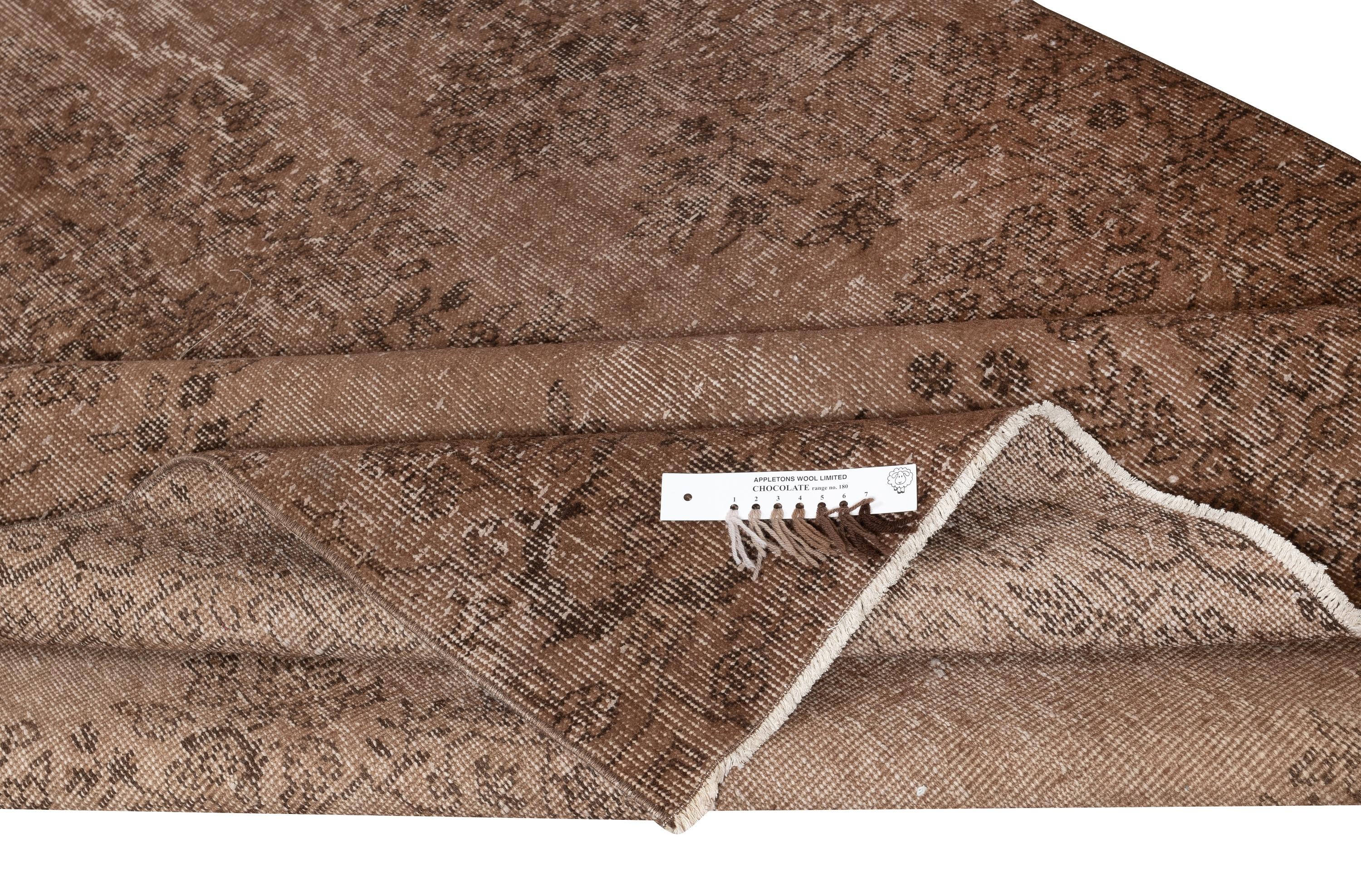 Moderno Tappeto turco vintage fatto a mano 5.6x9.2 Ft sovratinto in marrone per interni moderni in vendita