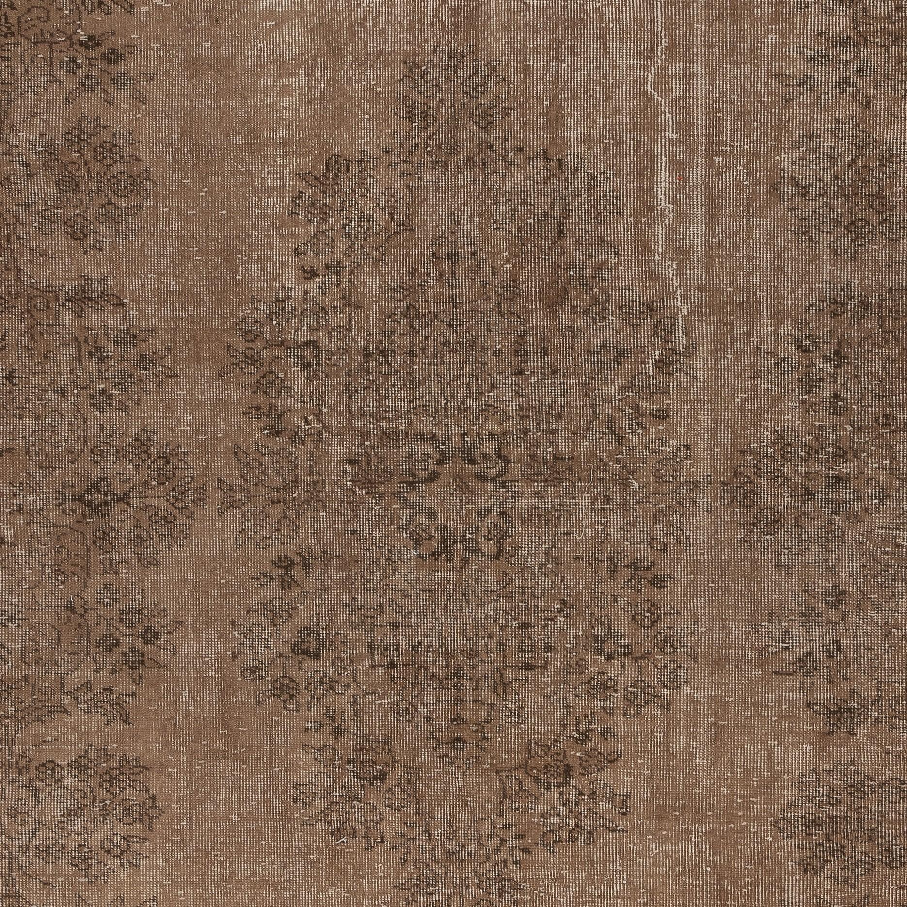 Turco Tappeto turco vintage fatto a mano 5.6x9.2 Ft sovratinto in marrone per interni moderni in vendita