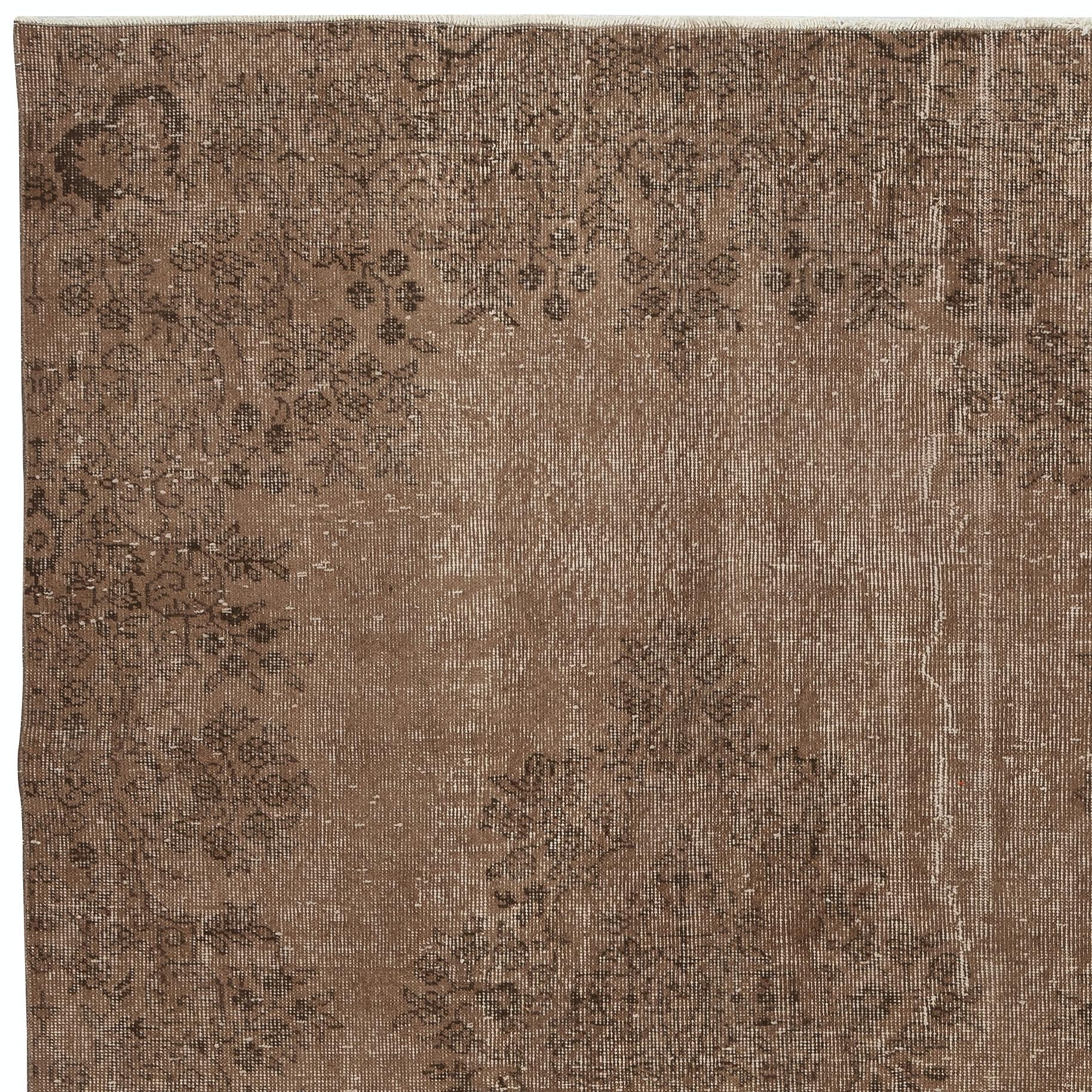 Annodato a mano Tappeto turco vintage fatto a mano 5.6x9.2 Ft sovratinto in marrone per interni moderni in vendita