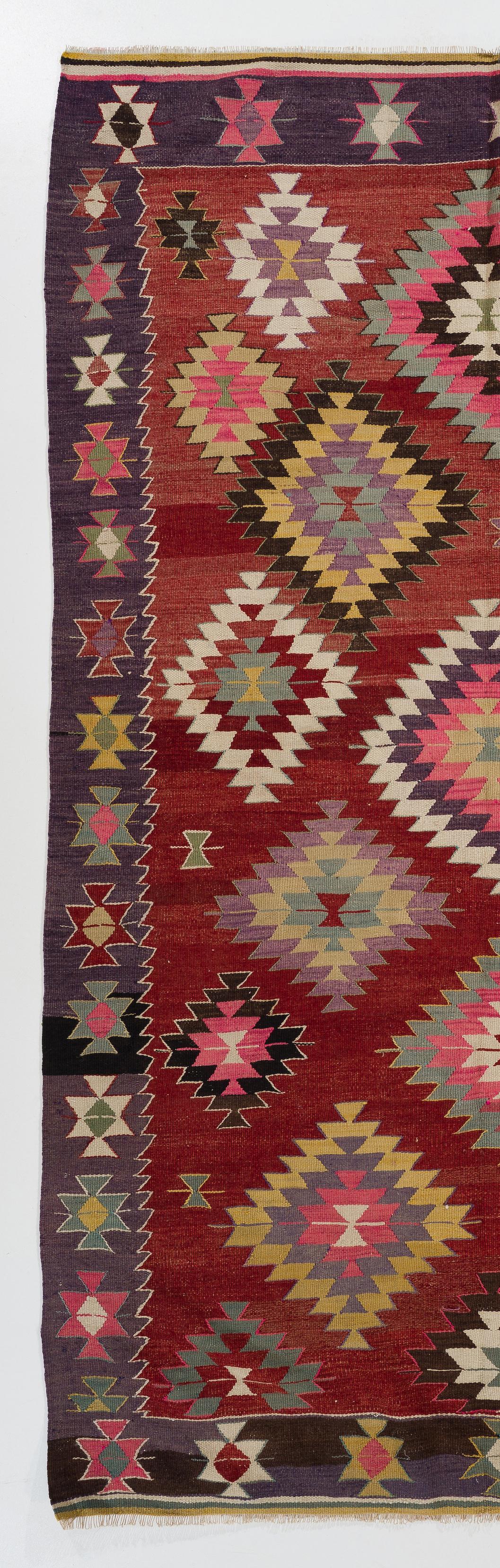 5.6x9.2 Ft farbenfroher handgewebter türkischer Kelim-Teppich aus Flachgewebe in Rot (Handgewebt) im Angebot