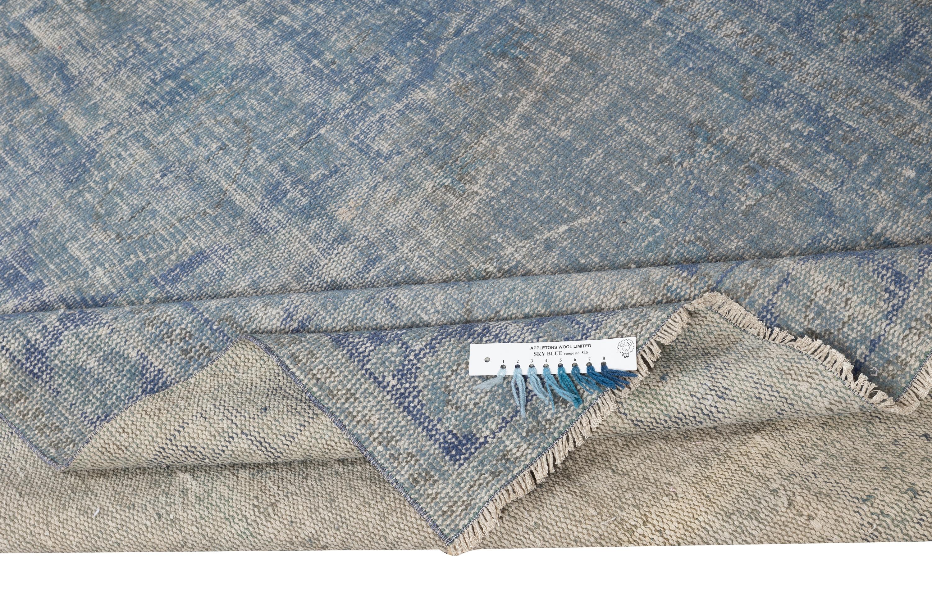 Moderno Tappeto turco vintage 5.6x9.2 Ft sovratinto in blu per interni moderni in vendita