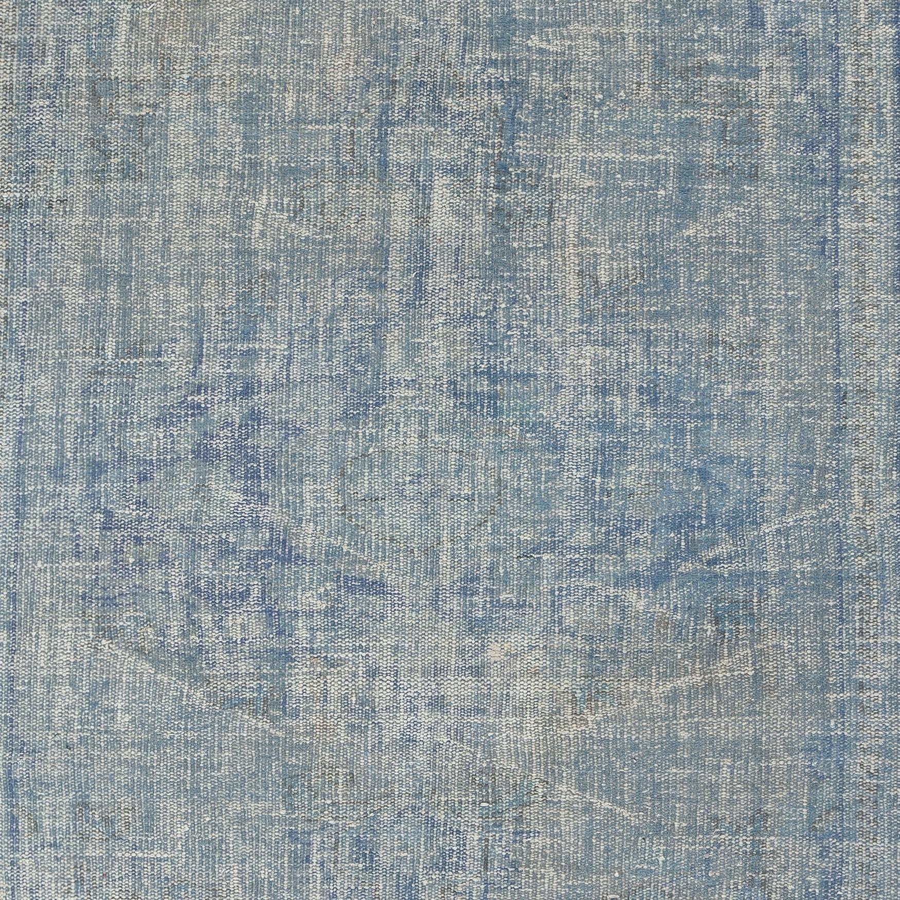 Turco Tappeto turco vintage 5.6x9.2 Ft sovratinto in blu per interni moderni in vendita