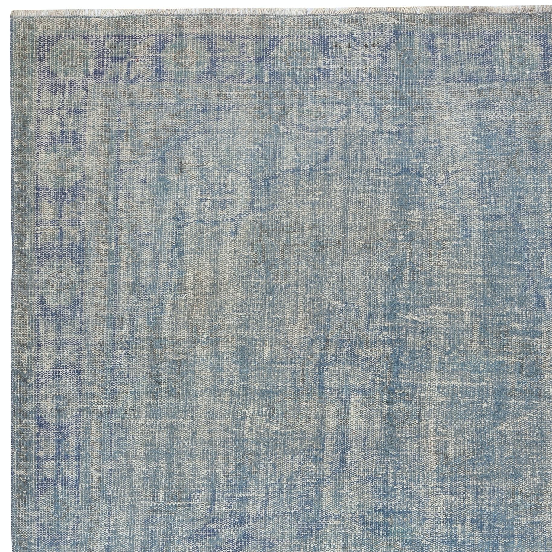 Annodato a mano Tappeto turco vintage 5.6x9.2 Ft sovratinto in blu per interni moderni in vendita