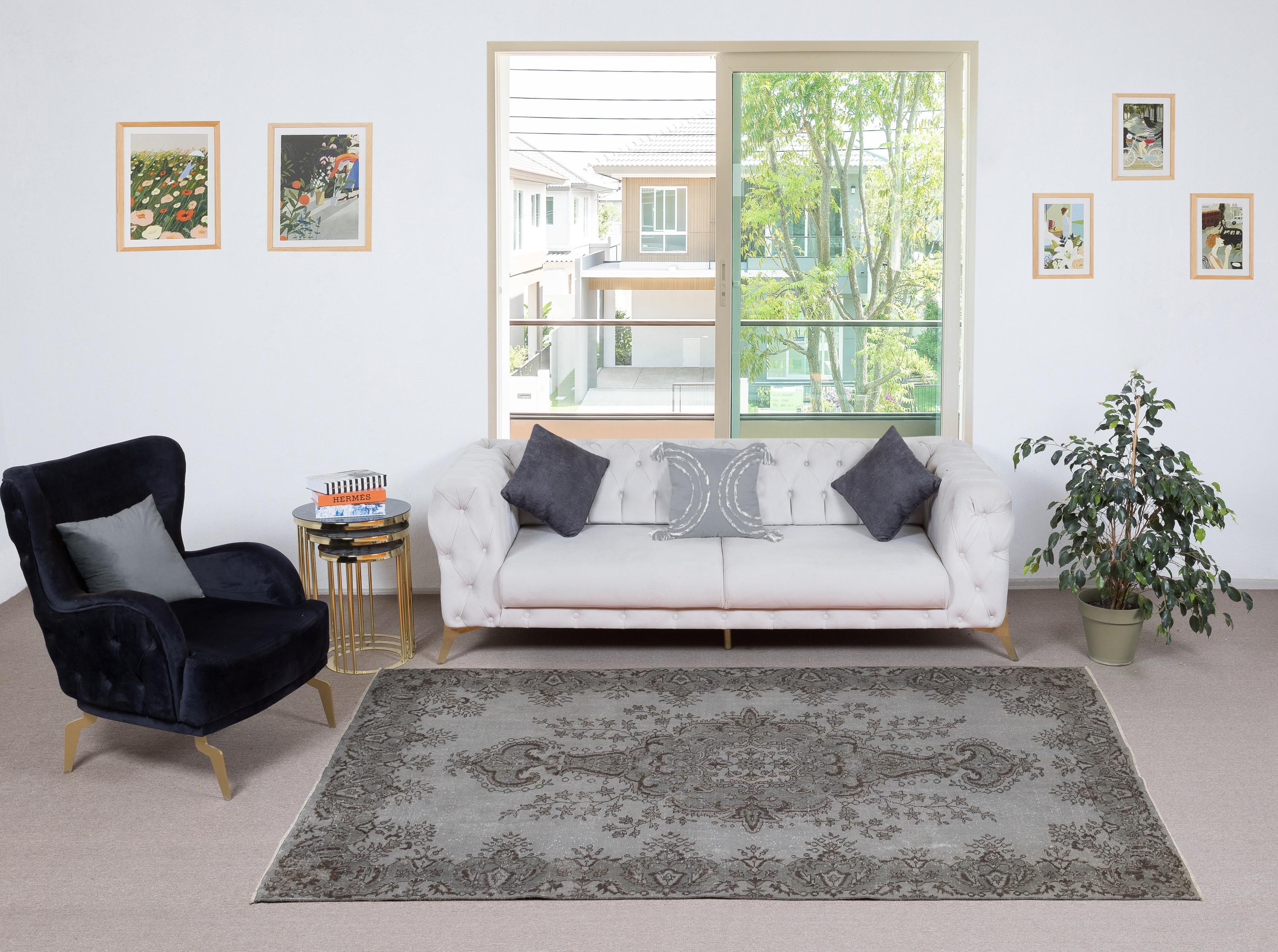 I nostri tappeti sovratinti sono tutti tappeti turchi vintage annodati a mano, accuratamente restaurati e reimmaginati nel nostro laboratorio per adattarsi a un'ampia gamma di stili di arredamento, da quello moderno e minimalista a quello costiero,