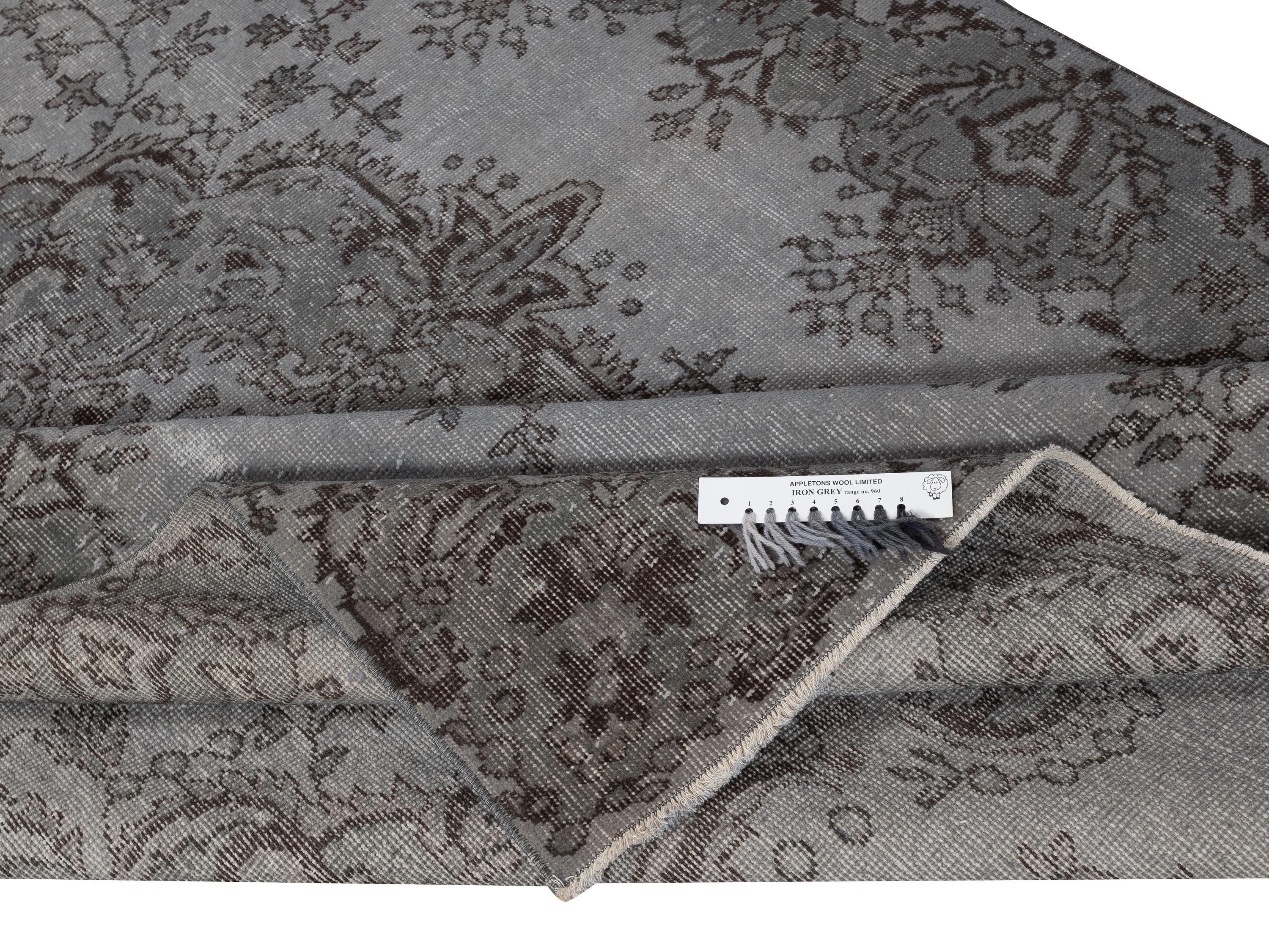 Moderno Tappeto vintage sovratinto grigio 5.6x9.3 Ft per interni moderni. Annodato a mano in Turchia in vendita