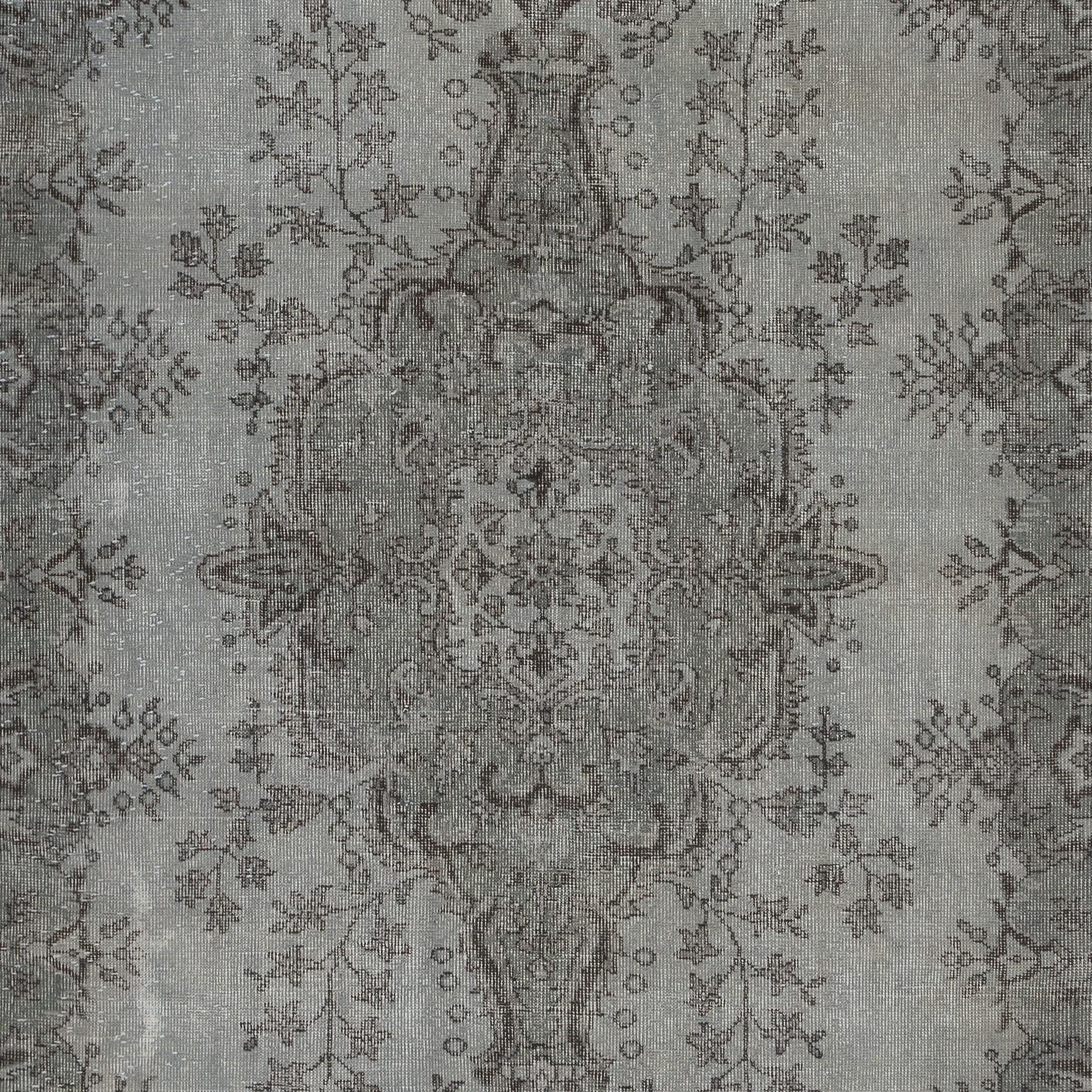 Turco Tappeto vintage sovratinto grigio 5.6x9.3 Ft per interni moderni. Annodato a mano in Turchia in vendita