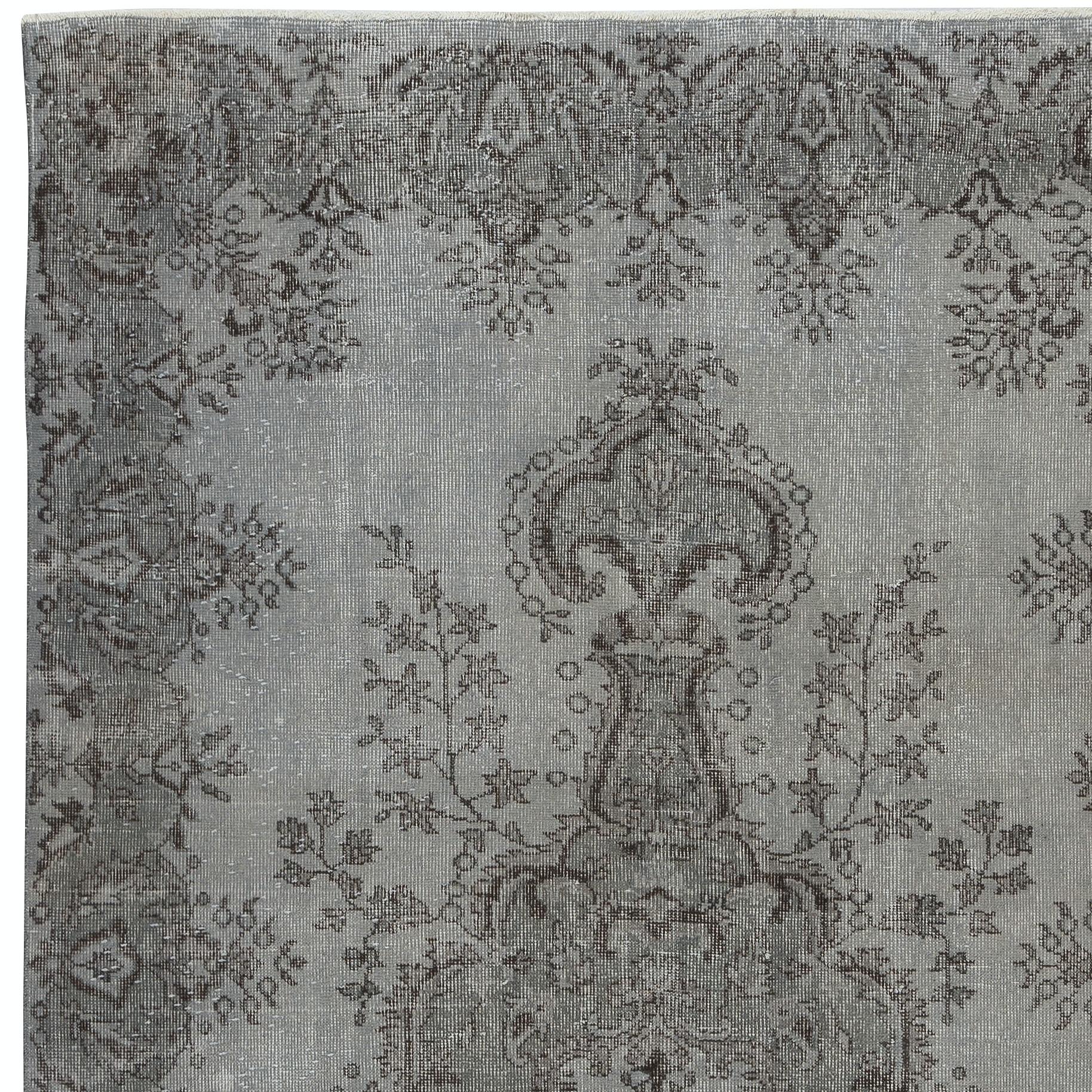 Tappeto vintage sovratinto grigio 5.6x9.3 Ft per interni moderni. Annodato a mano in Turchia In condizioni buone in vendita a Spring Valley, NY