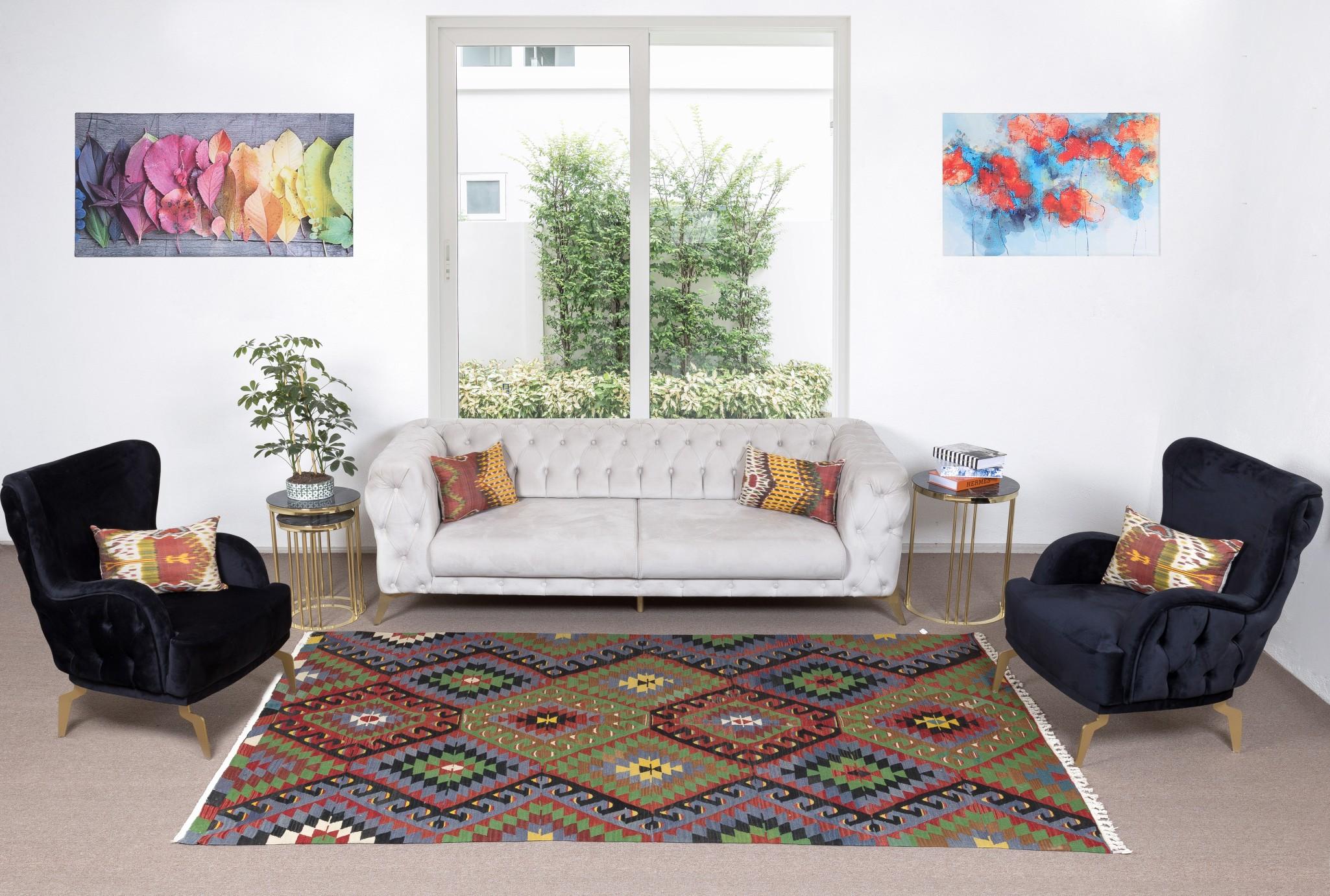 Dieser authentische handgewebte Teppich wurde von den Dorfbewohnern in Zentralanatolien verwendet. 100% Bio-Wolle. Guter Zustand und professionell gereinigt.
Ideal für private und gewerbliche Innenräume.
Wir können auf Wunsch ein passendes Pad für