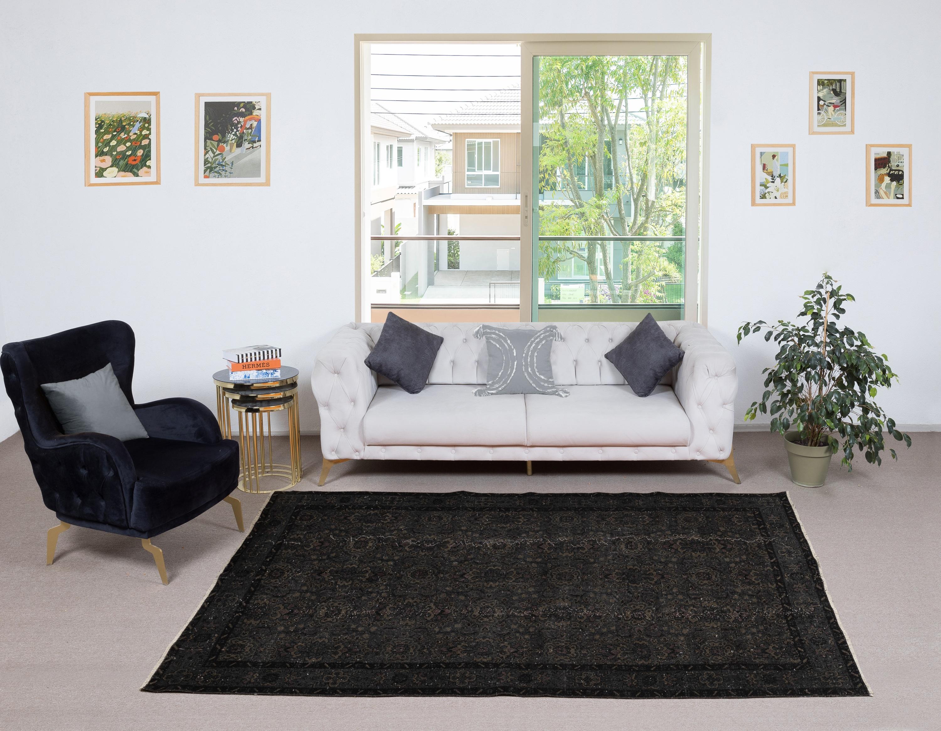 Unsere gefärbten Teppiche sind allesamt handgeknüpfte türkische Vintage-Teppiche, die in unserer Werkstatt sorgfältig restauriert und neu gestaltet wurden, damit sie zu einer breiten Palette von Einrichtungsstilen passen - von modern und