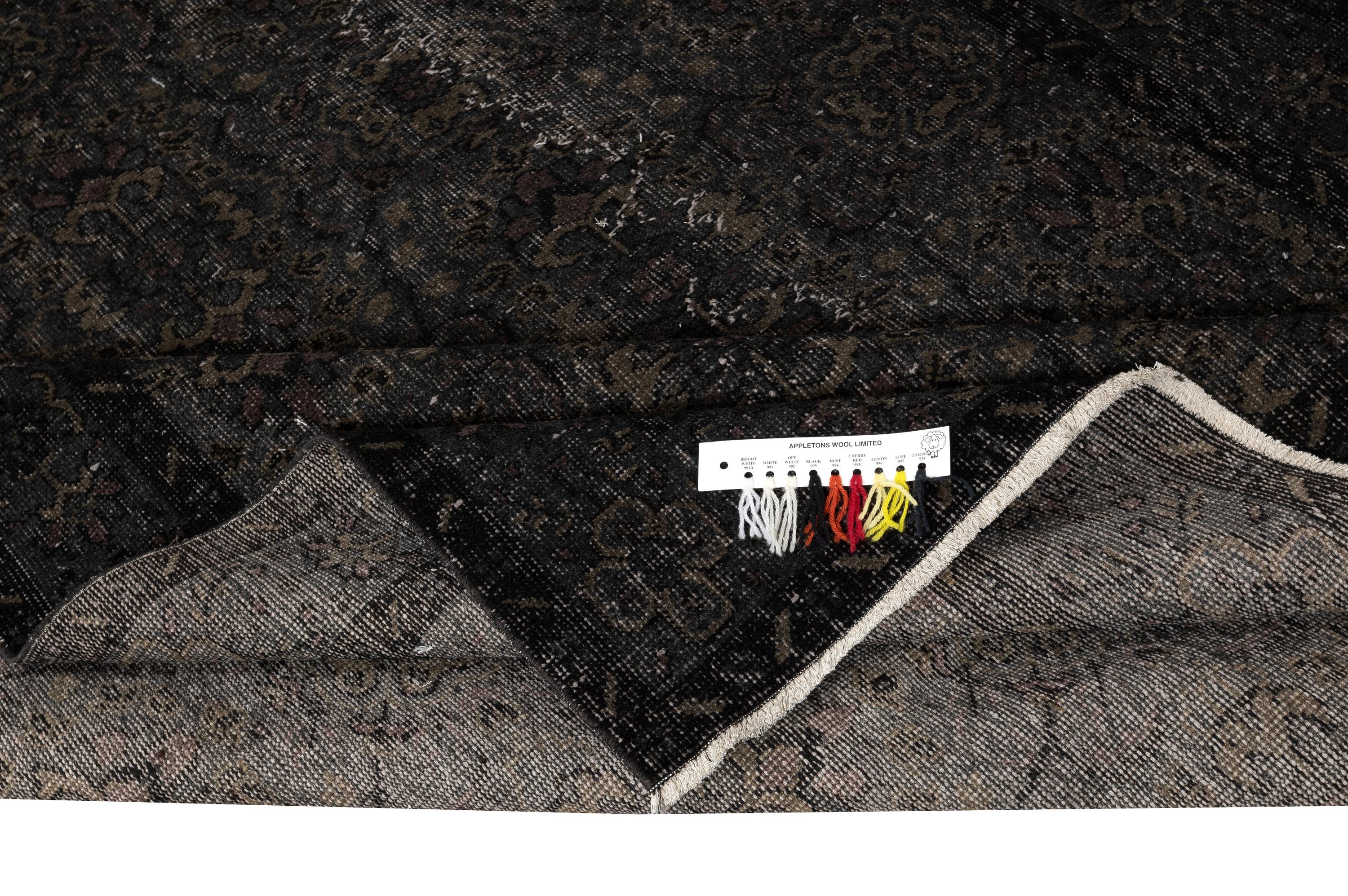 5.6x9.3 Ft Overdyed Schwarzer Teppich. Handgefertigter türkischer Vintage-Teppich für das Wohnzimmer (Moderne) im Angebot