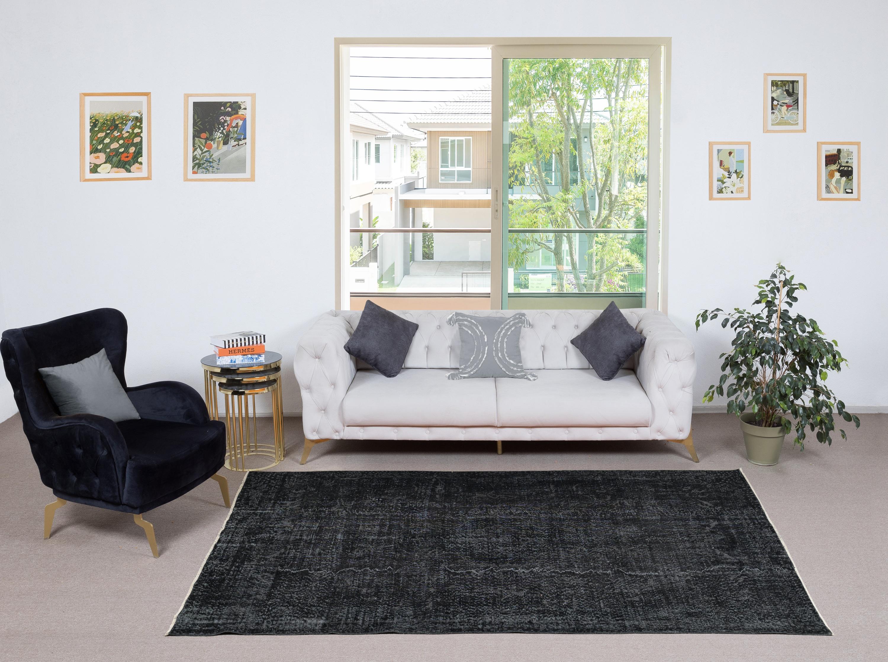 Unsere gefärbten Teppiche sind allesamt handgeknüpfte türkische Vintage-Teppiche, die in unserer Werkstatt sorgfältig restauriert und neu gestaltet wurden, damit sie zu einer breiten Palette von Einrichtungsstilen passen - von modern und