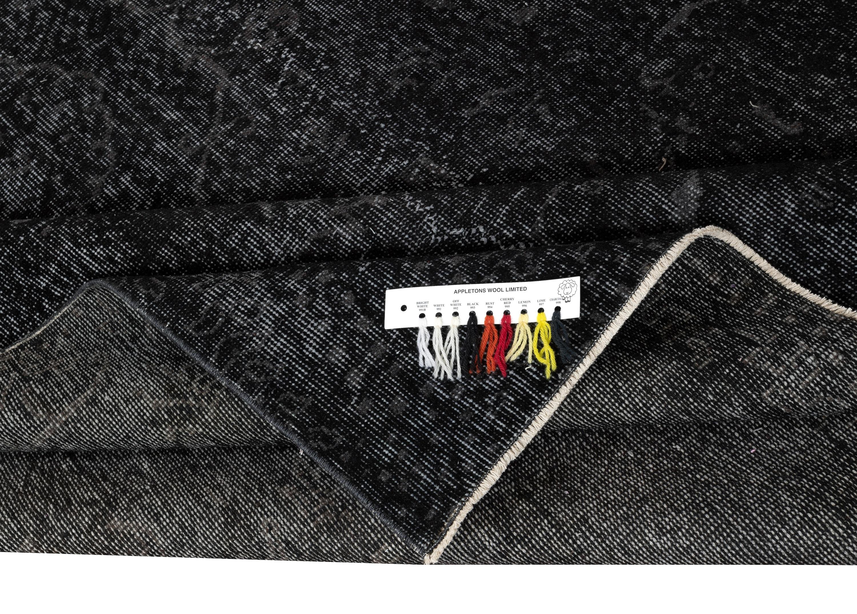 5.6x9.3 Ft Vintage Handmade Rug. Schwarzer türkischer Teppich für modernes Heim und Büro (Moderne) im Angebot