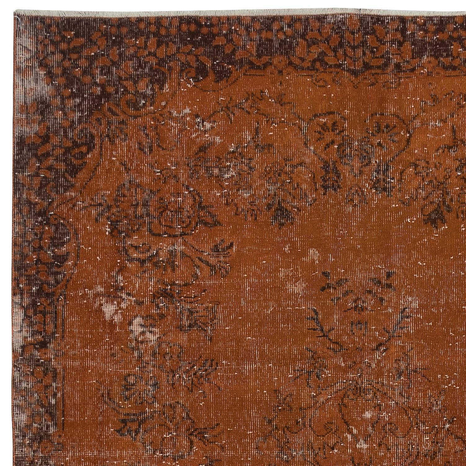 5.6x9,4 Ft Distressed Handgefertigter Teppich aus türkischer Wolle im Used-Look, orangefarben lackiert (Türkisch) im Angebot