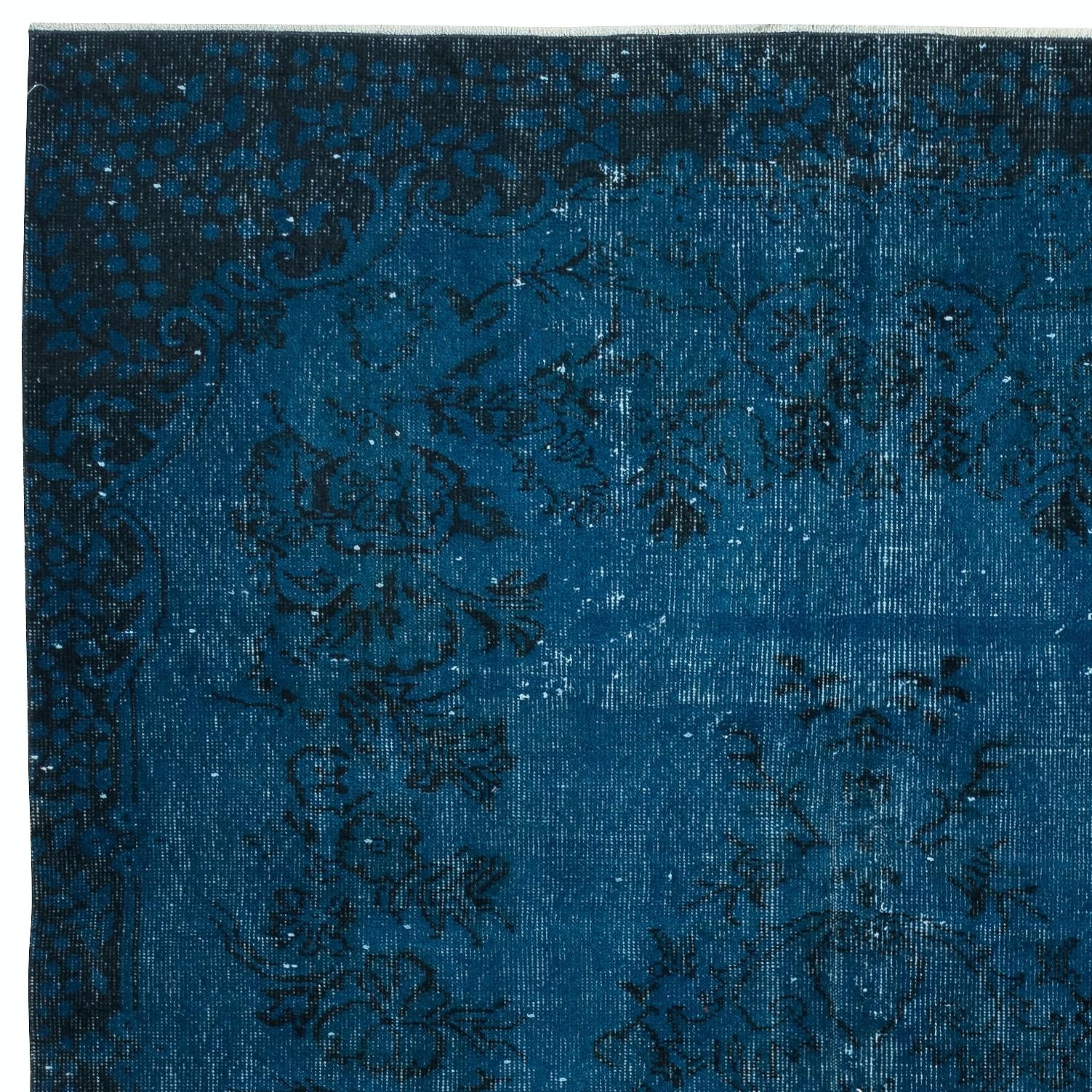 Turc 5.6x9.4 Ft Handmade Vintage Wool Area Rug teed in Dark Blue 4 Modern Interiors en vente