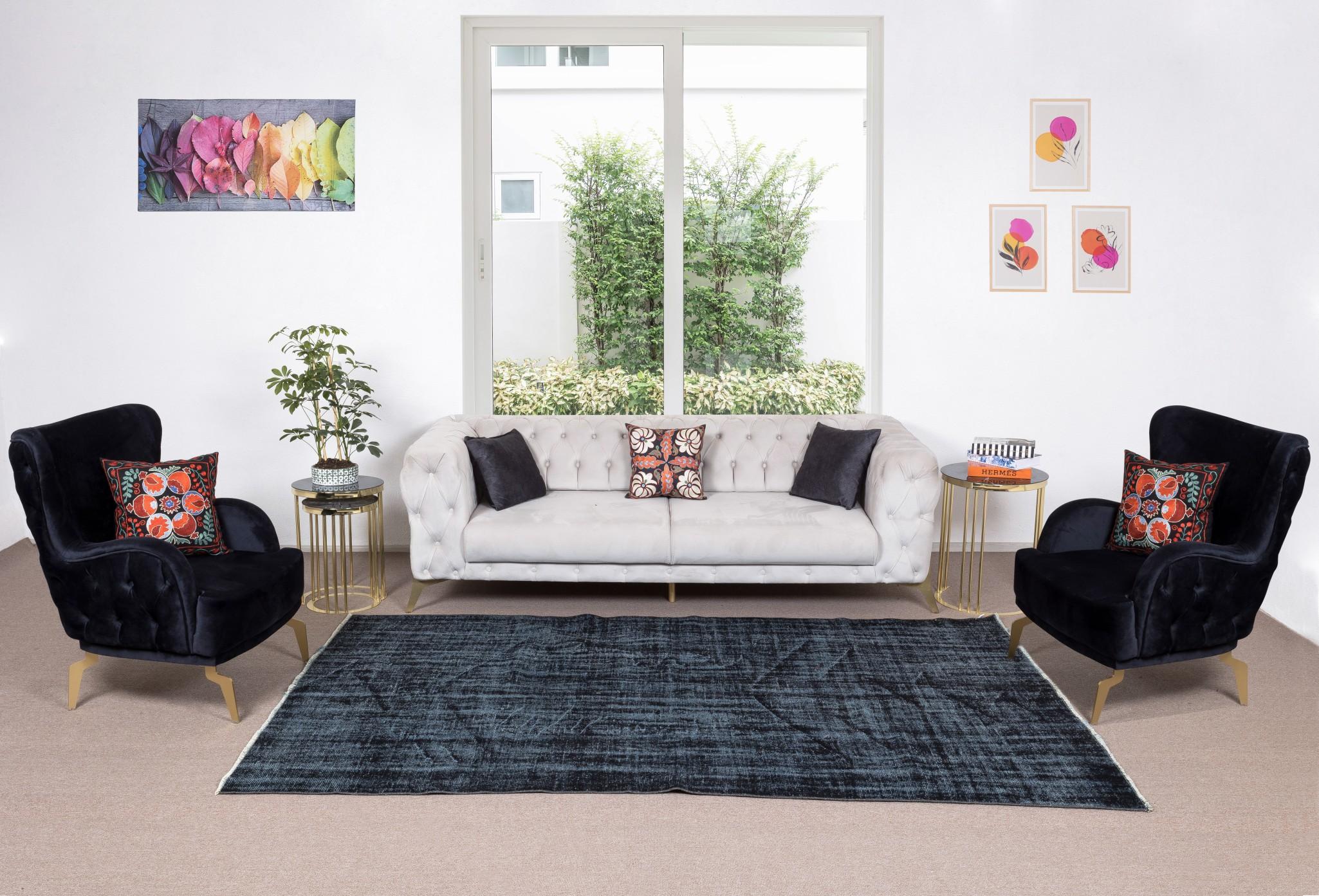Nuestras alfombras sobreteñidas son todas piezas vintage anudadas a mano que se recrean en nuestro taller para atender a una gama más amplia de opciones de interiorismo, desde moderno a costero, desde industrial a rústico/cottage. Estas alfombras de