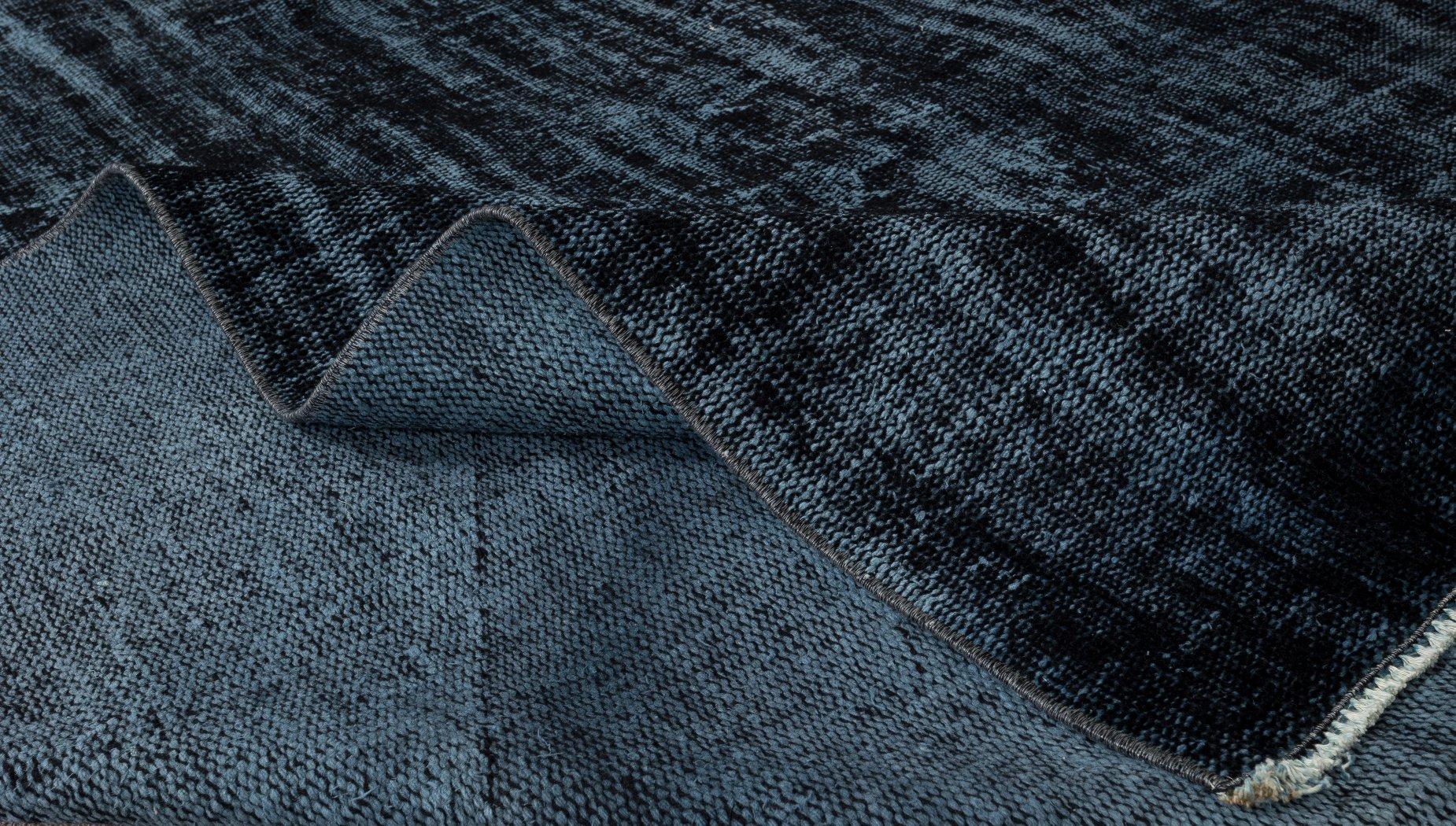 Alfombra moderna de Anatolia teñida de negro, alfombra vintage hecha a mano Moderno en venta