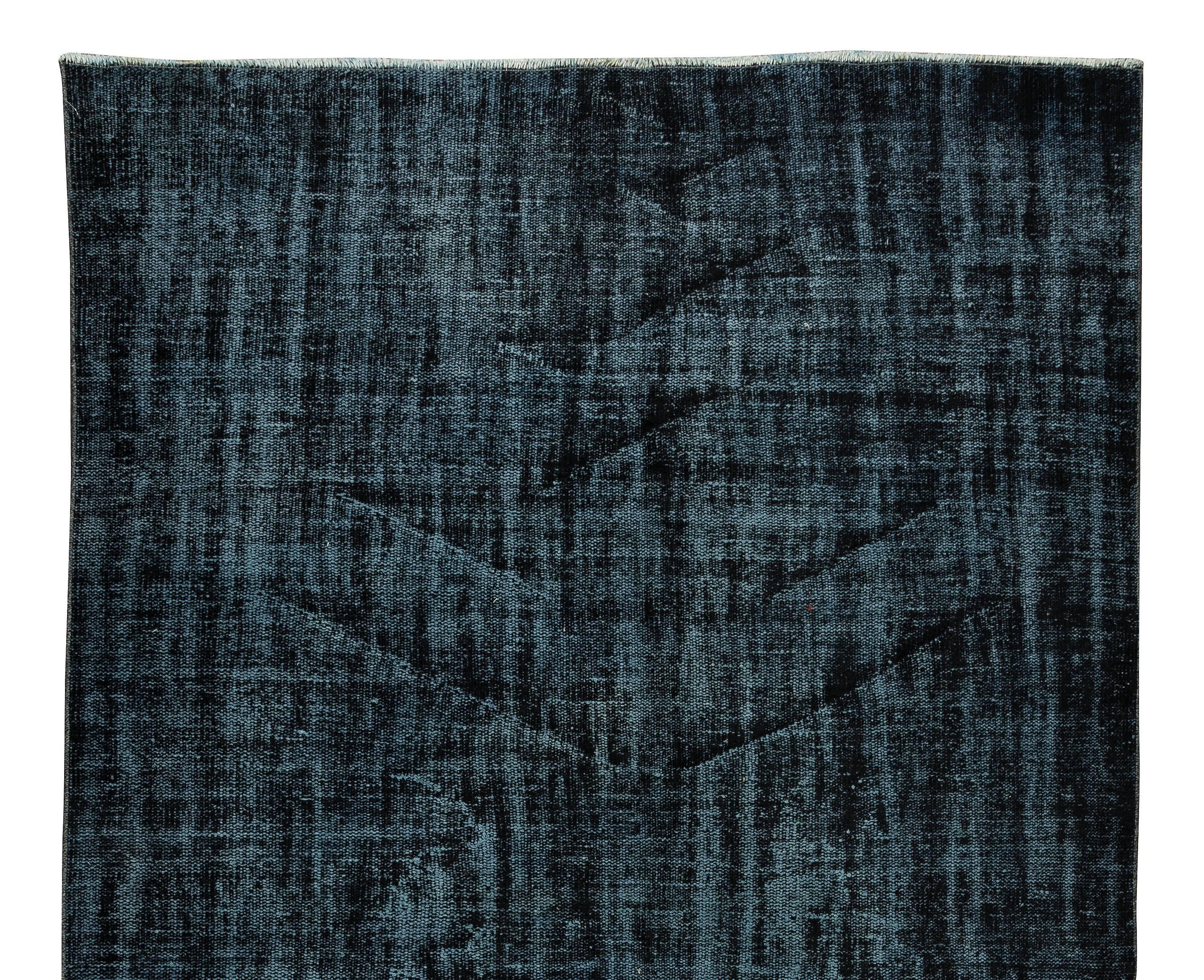 Alfombra moderna de Anatolia teñida de negro, alfombra vintage hecha a mano Turco en venta