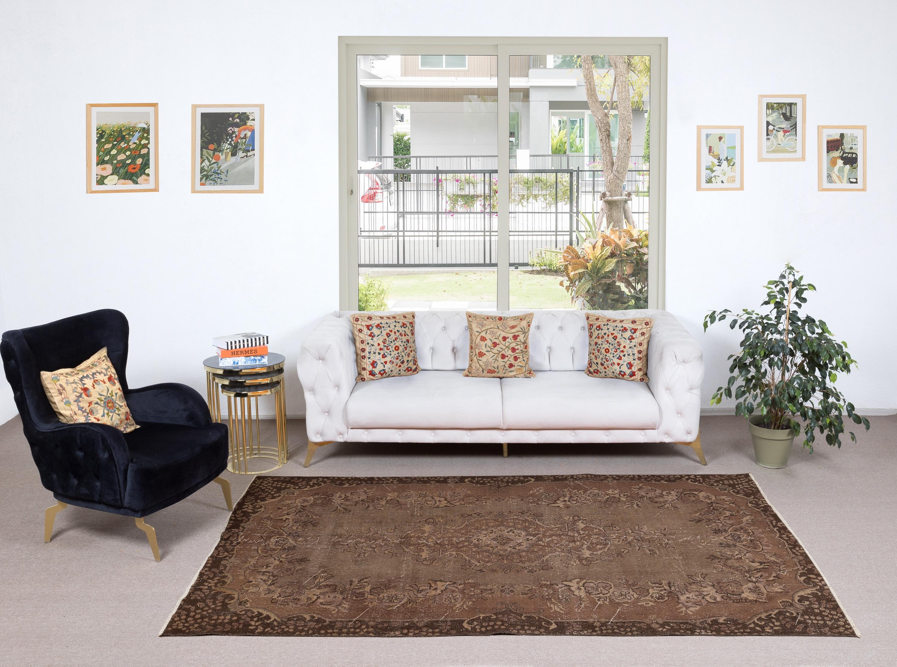 Unsere gefärbten Teppiche sind allesamt handgeknüpfte türkische Vintage-Teppiche, die in unserer Werkstatt sorgfältig restauriert und neu gestaltet wurden, damit sie zu einer breiten Palette von Einrichtungsstilen passen - von modern und