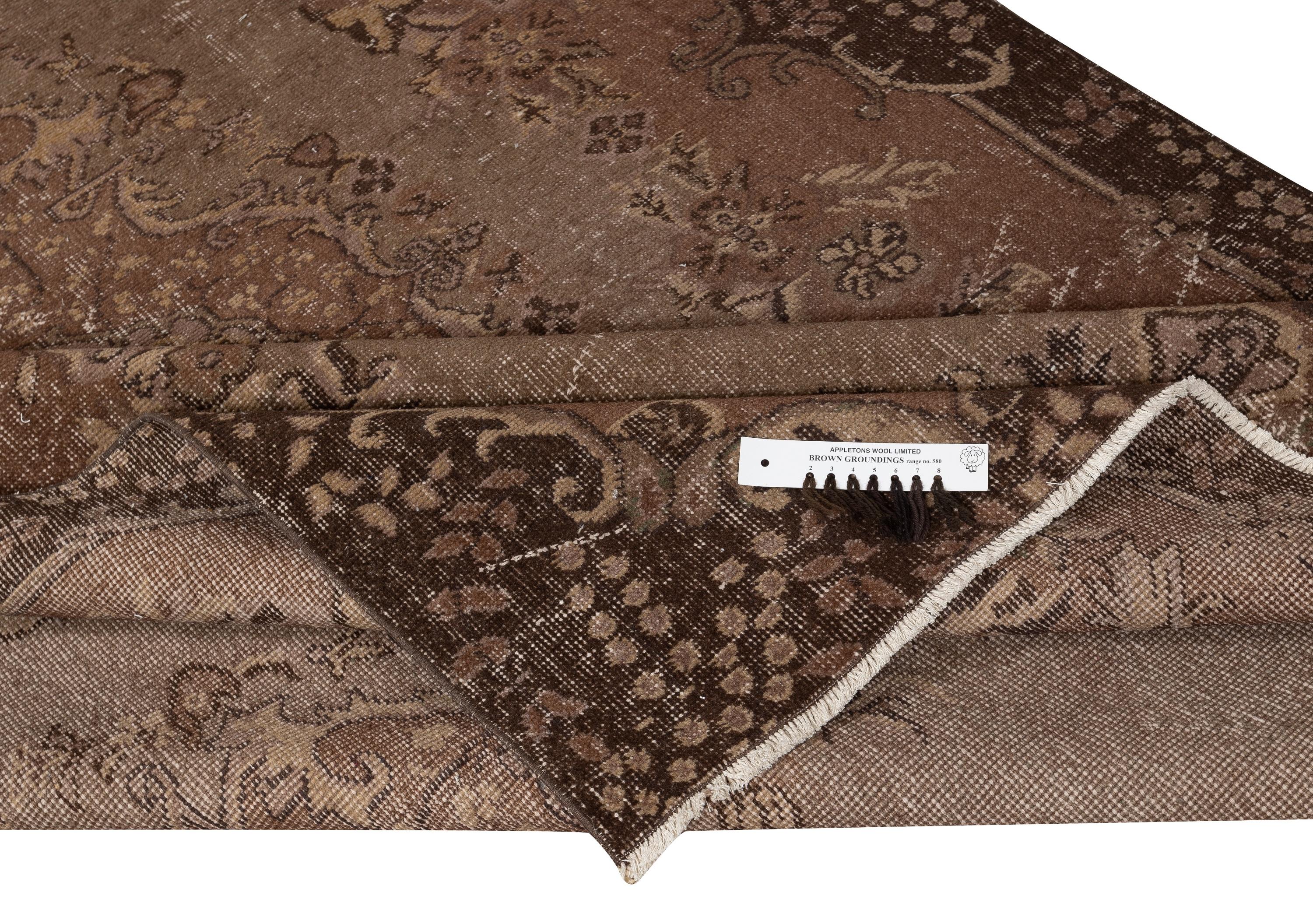 5.6x9.4 Ft Vintage Rug Redyed in Braun für moderne Interieurs. Handgefertigt in der Türkei (Moderne) im Angebot