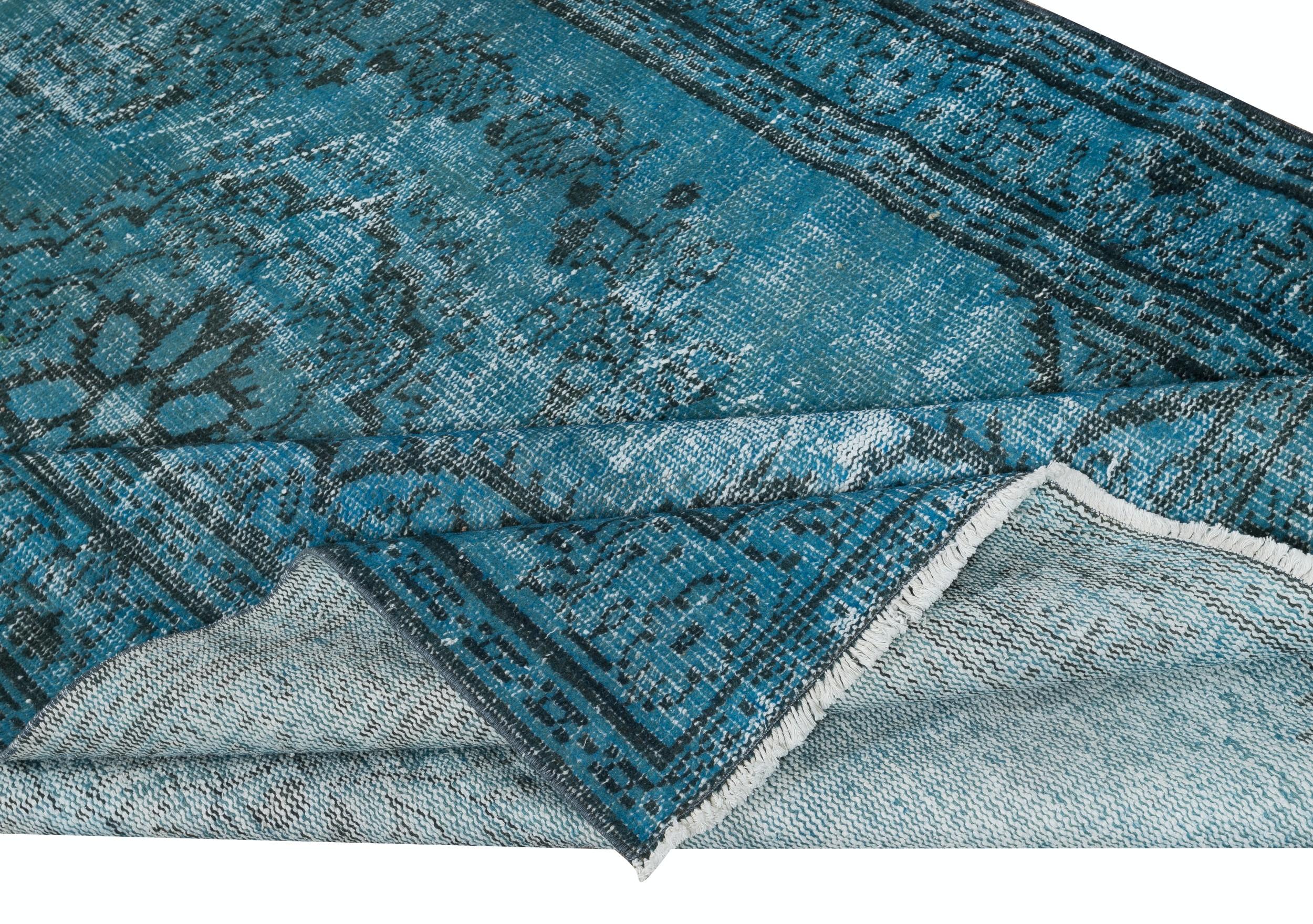 Moderno Tappeto vintage turco 5.6x9.4 Ft tinto in blu per interni moderni in vendita