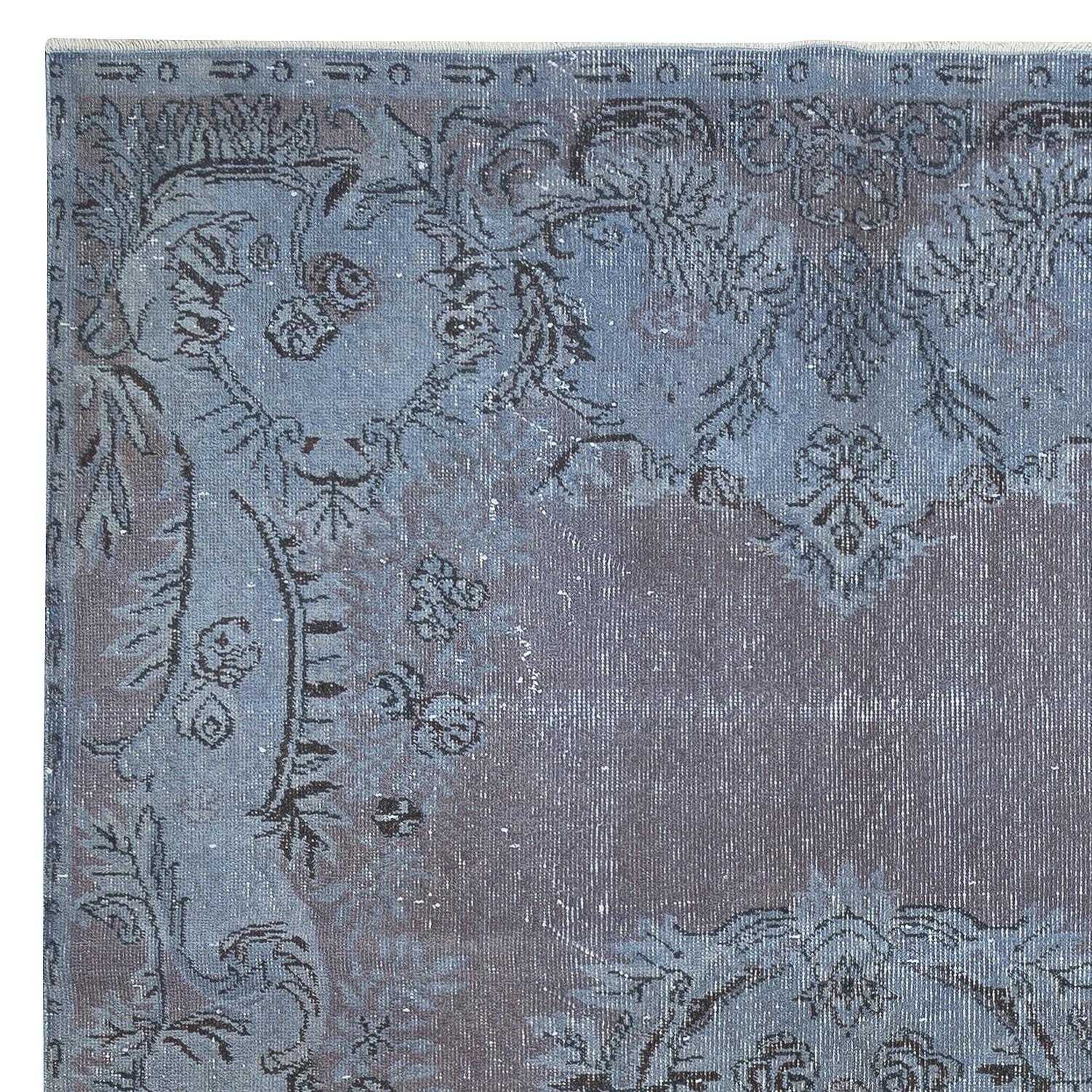 Turco Tappeto vintage turco 5.6x9.4 Ft tinto in blu per interni moderni in vendita