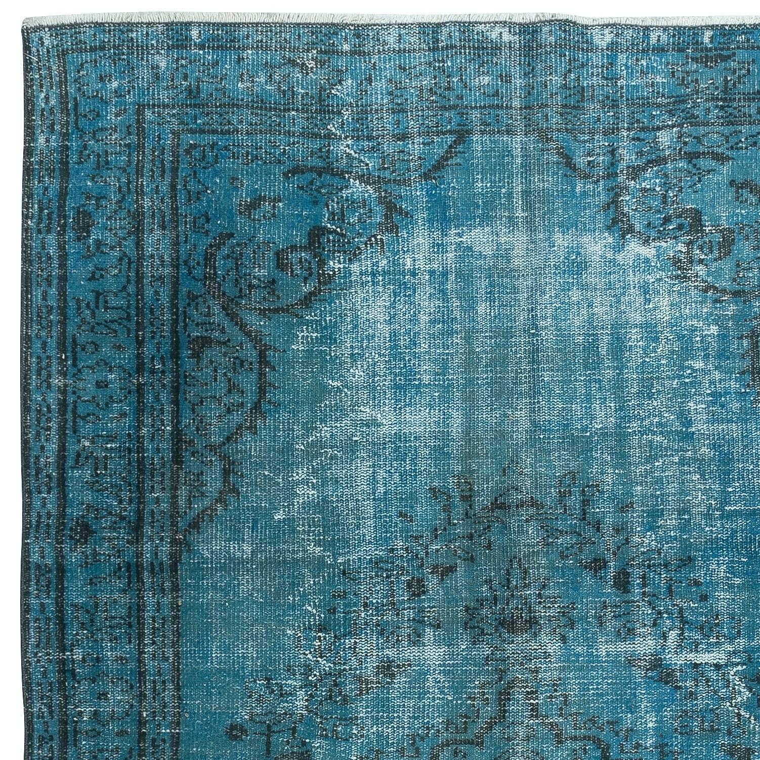 Turco Tappeto vintage turco 5.6x9.4 Ft tinto in blu per interni moderni in vendita